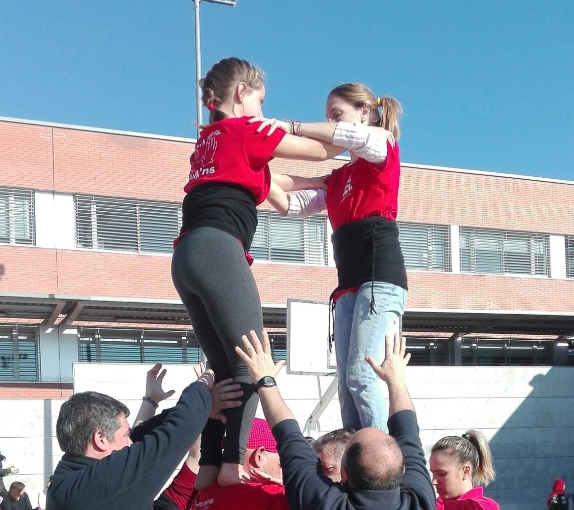 Els Castellers de Rubí a l'Institut l'Estatut. FOTO: Cedida