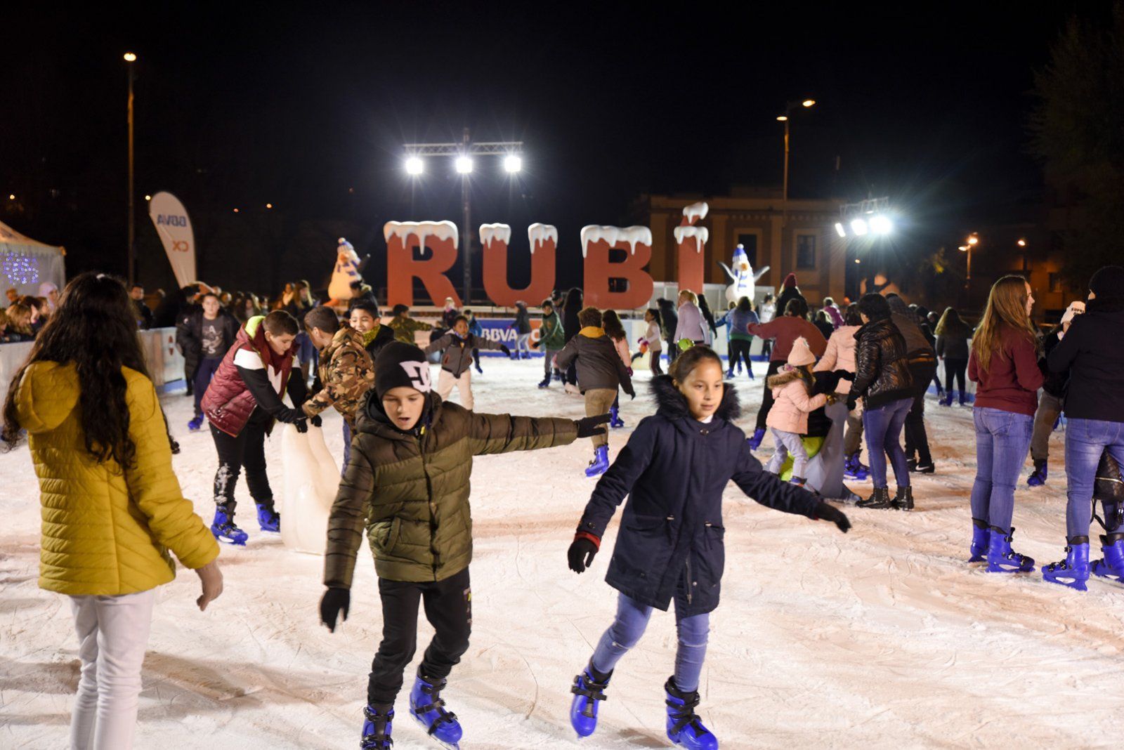 Aquest Nadal torna la tradicional pista de gel a la plaça de la Nova Estació de Rubí. FOTO: Redacció