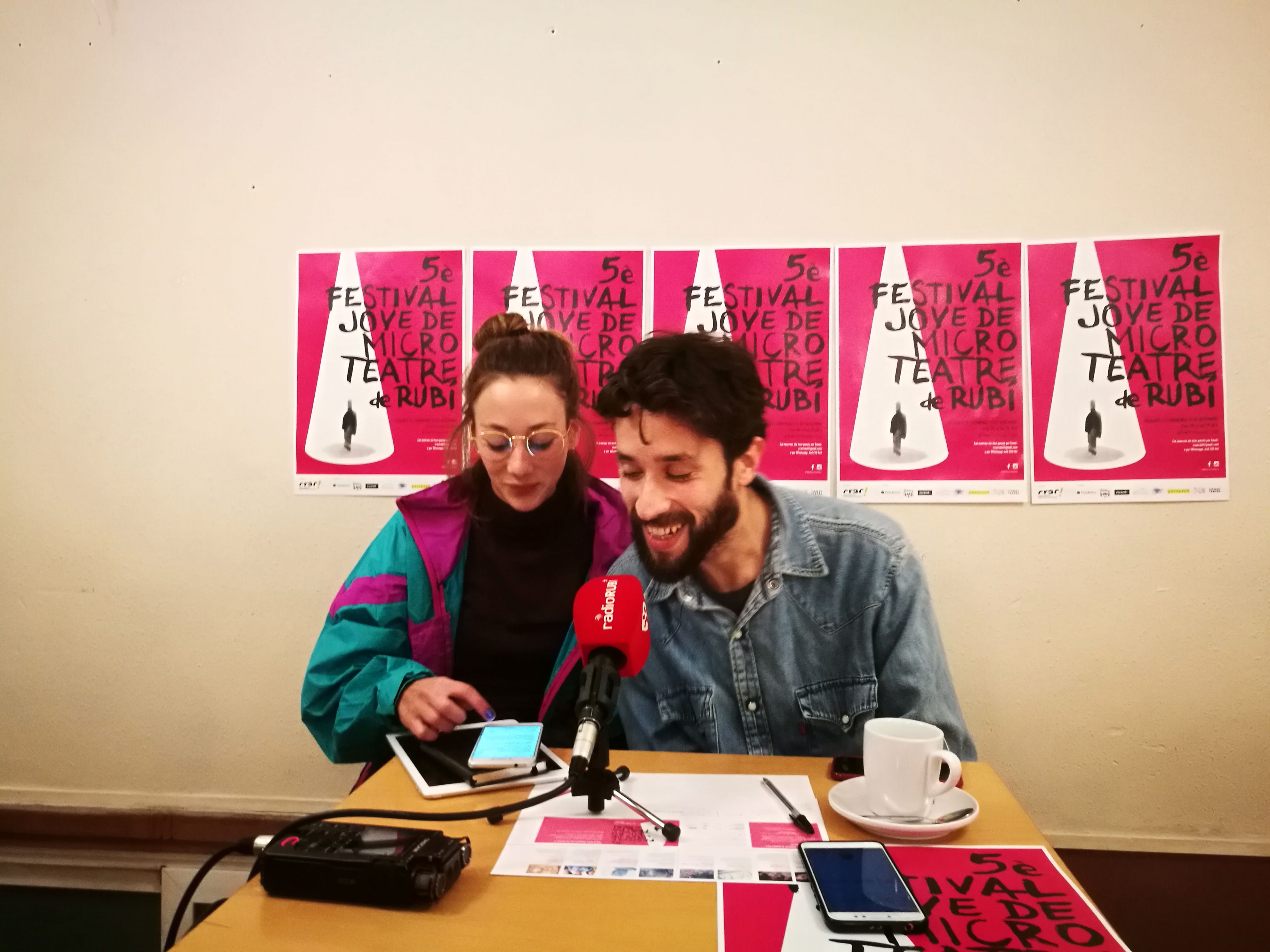 La Irene Martínez i l'Imanol Fernández durant la presentació de la nova edició del festival de microteatre al CRAC. FOTO: Redacció