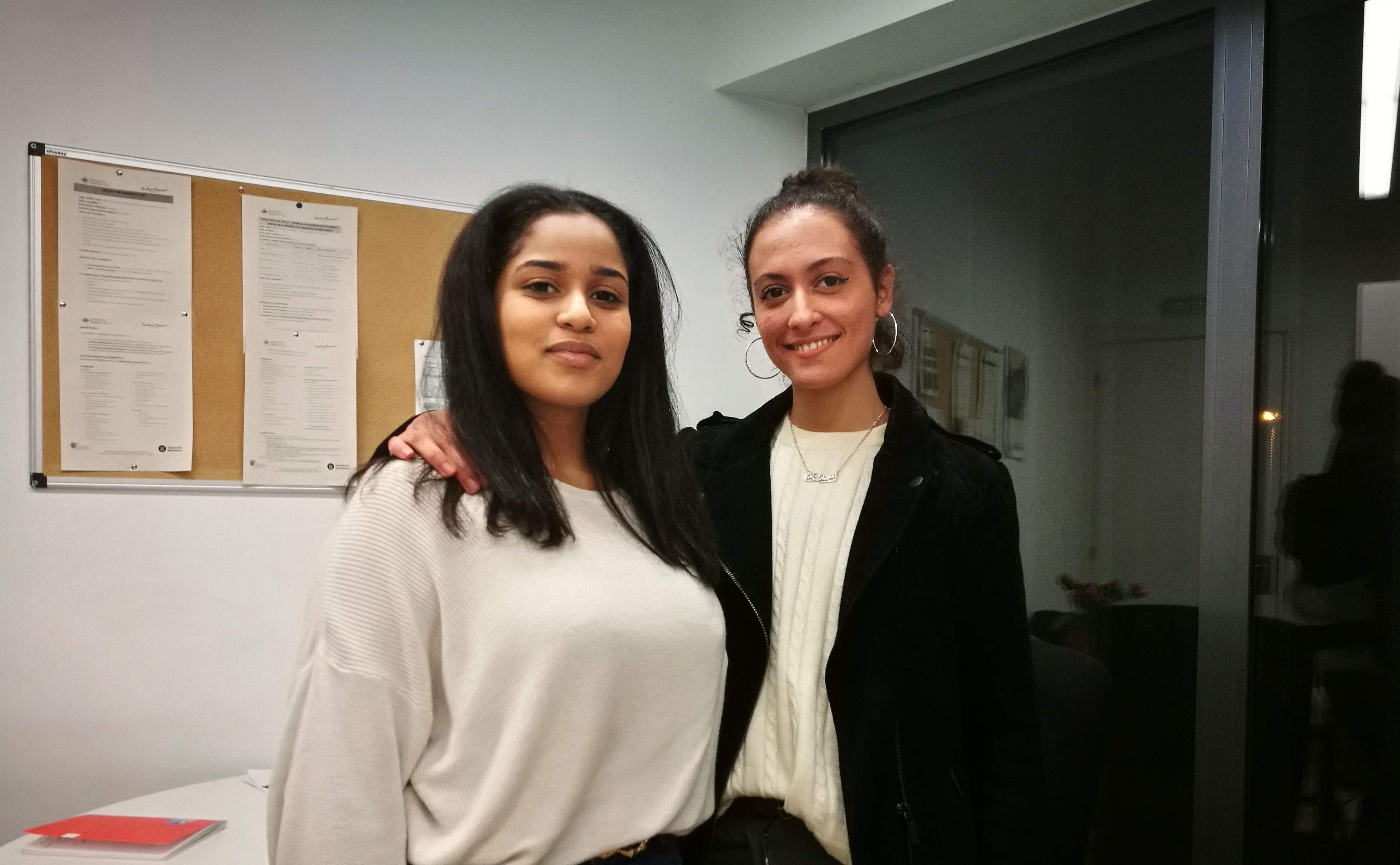 la Chaima Farzouz i la Siham Azaouyat a la biblioteca del Pinar de Rubí. FOTO: Redacció  la Chaima Farzouz i la Siham Azaouyat a la biblioteca del Pinar de Rubí. FOTO: Redacció
