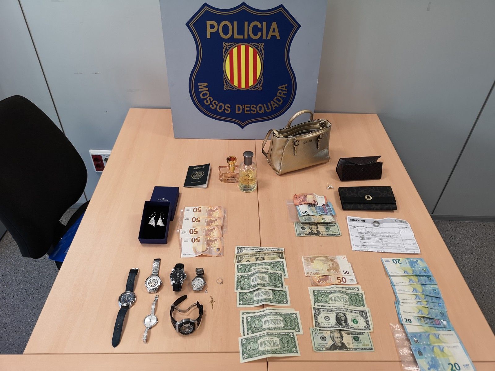 Objectes sostrets pels detinguts. FOTO: Mossos d'Esquadra