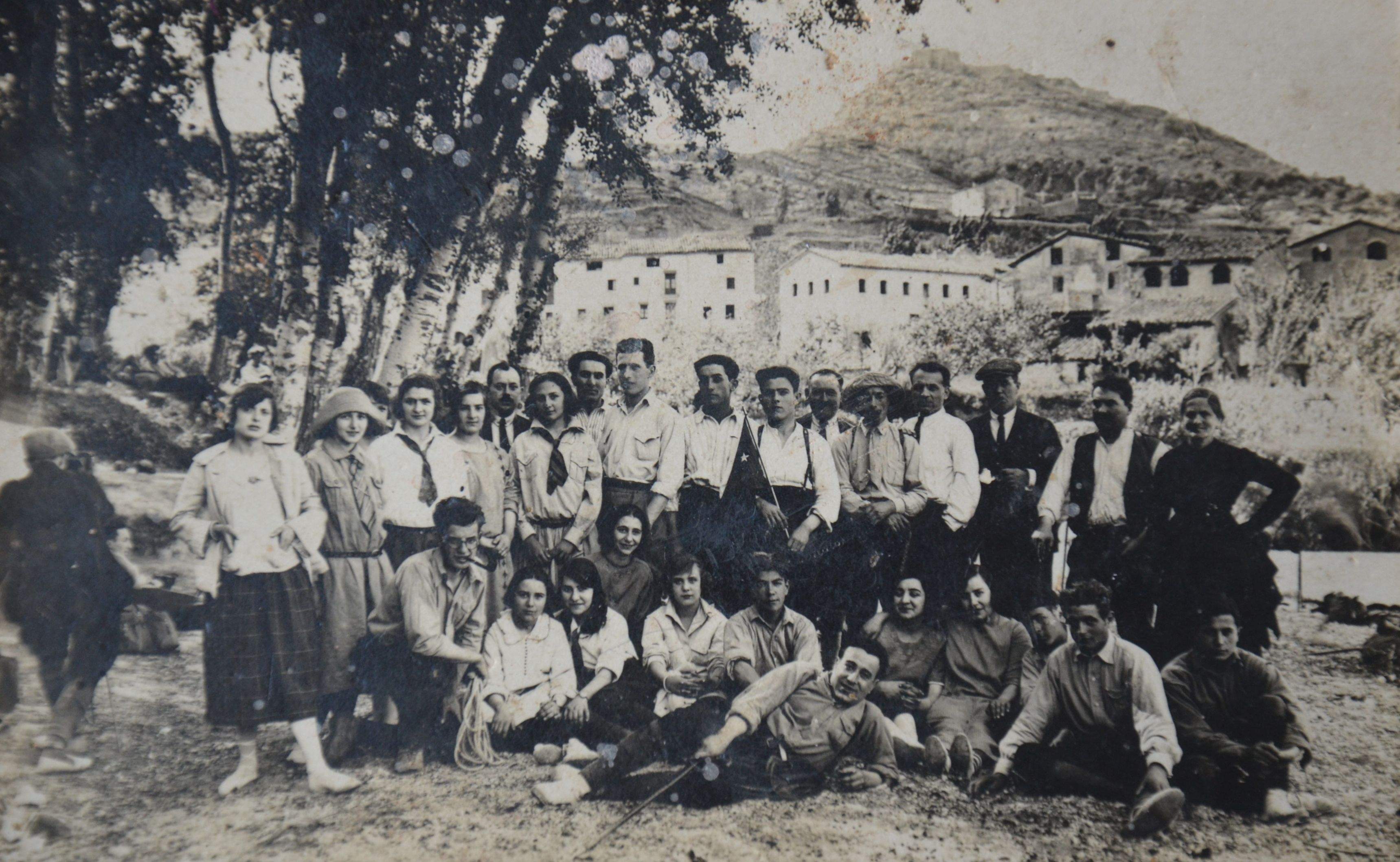 Imatge de l'associació joventut nacionalista, cedida per Jana Úrsul al Butlletí del Centre d’Estudis Rubinencs i el Grup de Col·laboradors del Museu de Rubí 