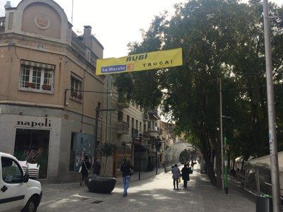 El suport a La Marató també es fa visible amb dues pancartes situades al carrer Maximí Fornés i a la carretera de Sant Cugat que conviden a la ciutadania a participar-hi. FOTO: Ajuntament de Rubí