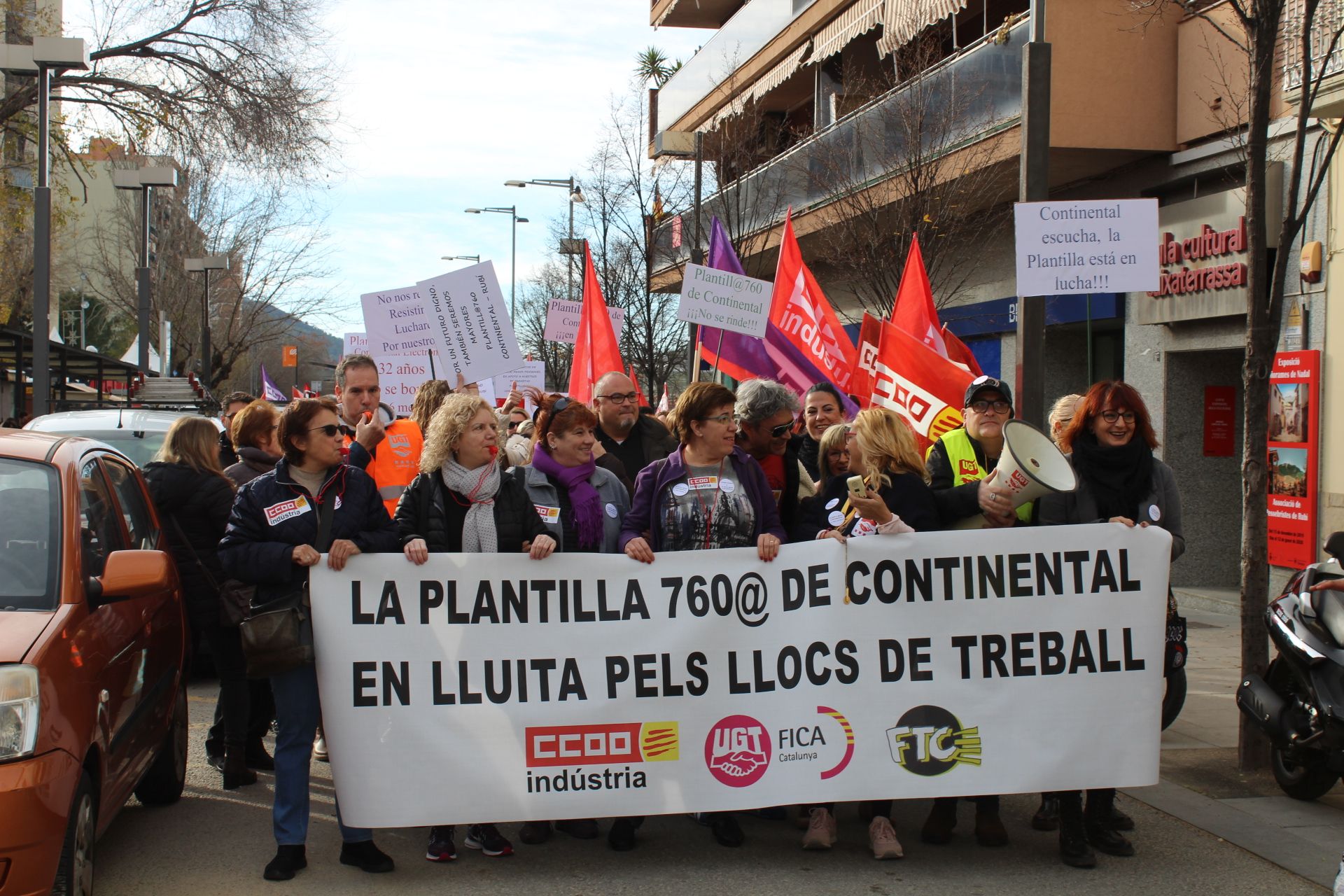 Els treballadors de la Continental han protestat contra la pèrdua de 760 llocs de feina. FOTO: Redacció. Els treballadors de la Continental han protestat contra la pèrdua de 760 llocs de feina. FOTO: Redacció.