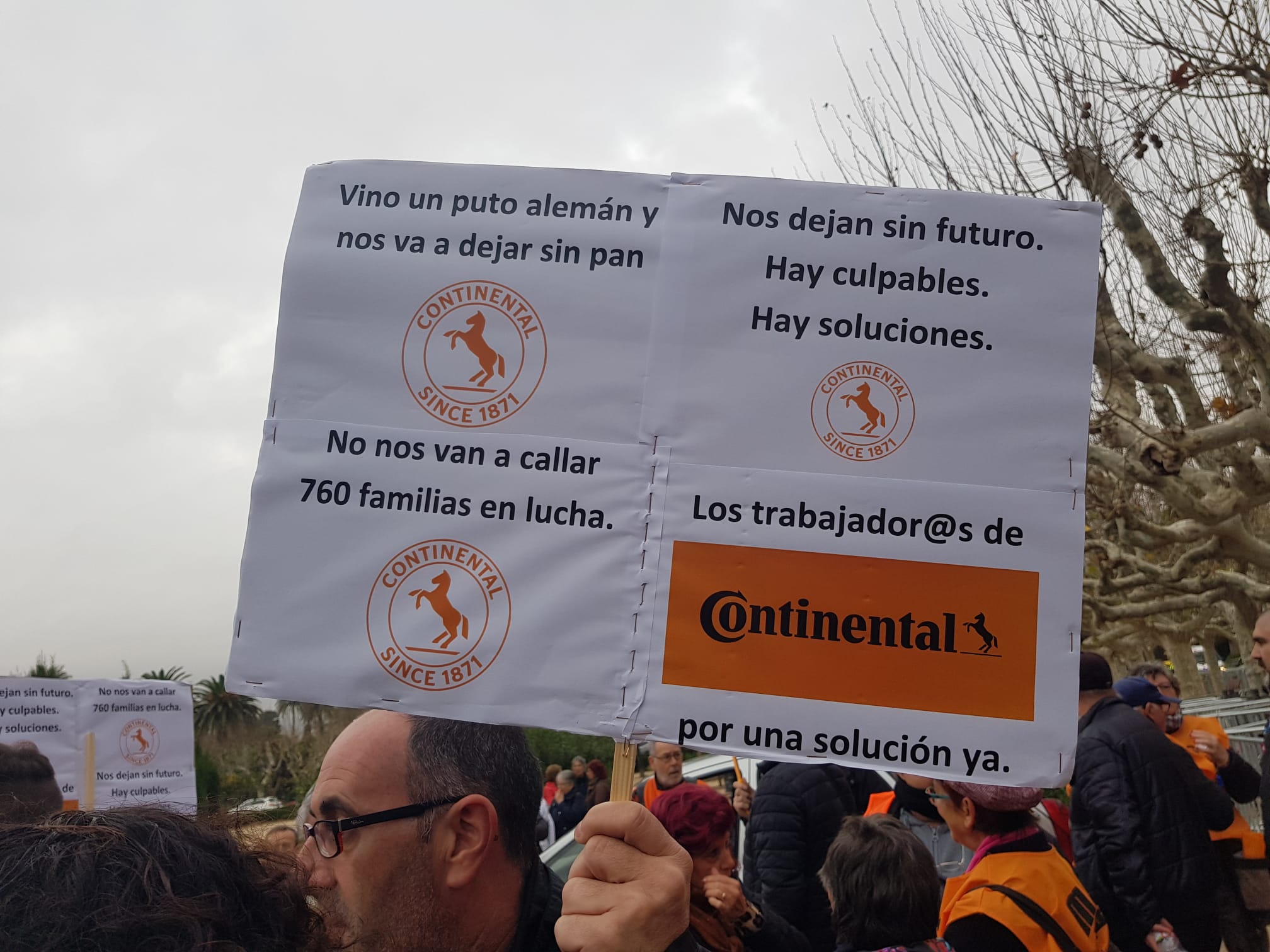 Pancarta en al·lusió als llocs de treball de la Continental a la manifestació d'aquest matí. FOTO: Rubén Cabús