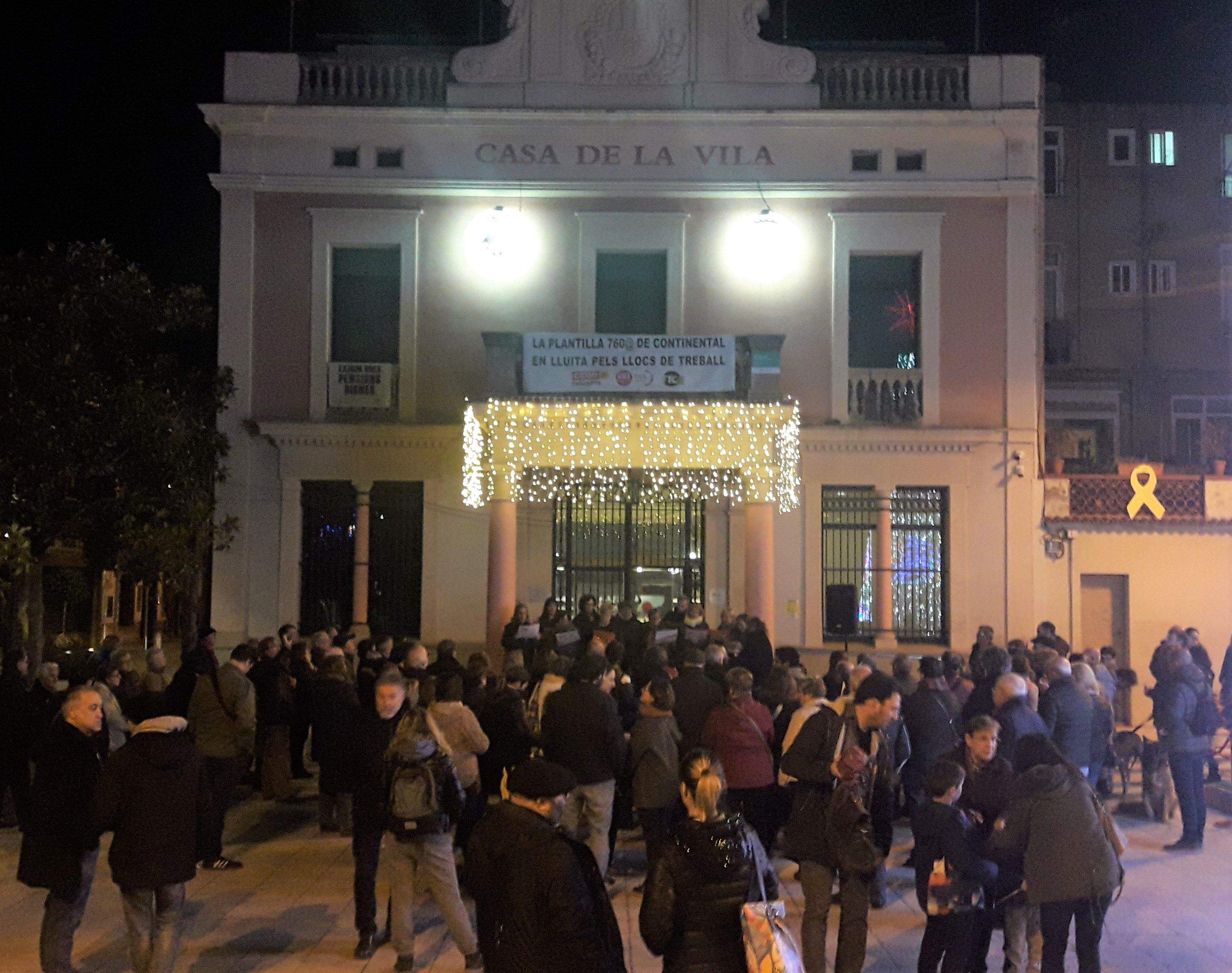 Panoràmica de la concentració. Al fons, l'Obrador Coral.