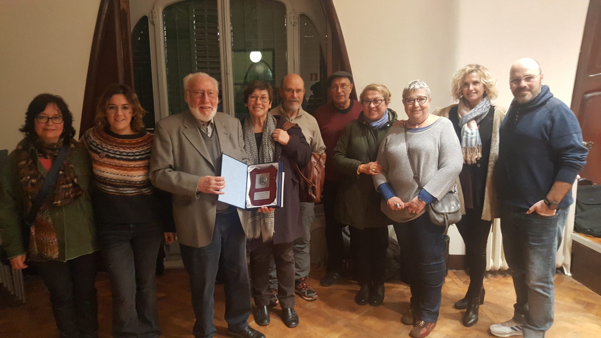 El passat mes de desembre, Sebastià Colomer (tercer per l'esquerra), soci i cofundador de l’entitat rubinenca Rubí Solidari recollia un guardó per a l'entitat. FONT: Cedida