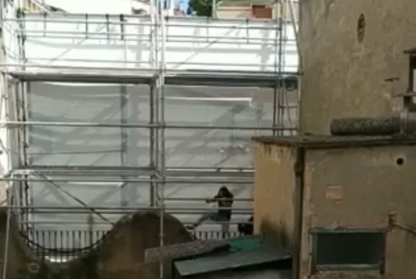 Sovint són menors d'edat els que s'enfilen a la bastida del Casino. FOTO: Cedida Sovint són menors d'edat els que s'enfilen a la bastida del Casino. FOTO: Cedida