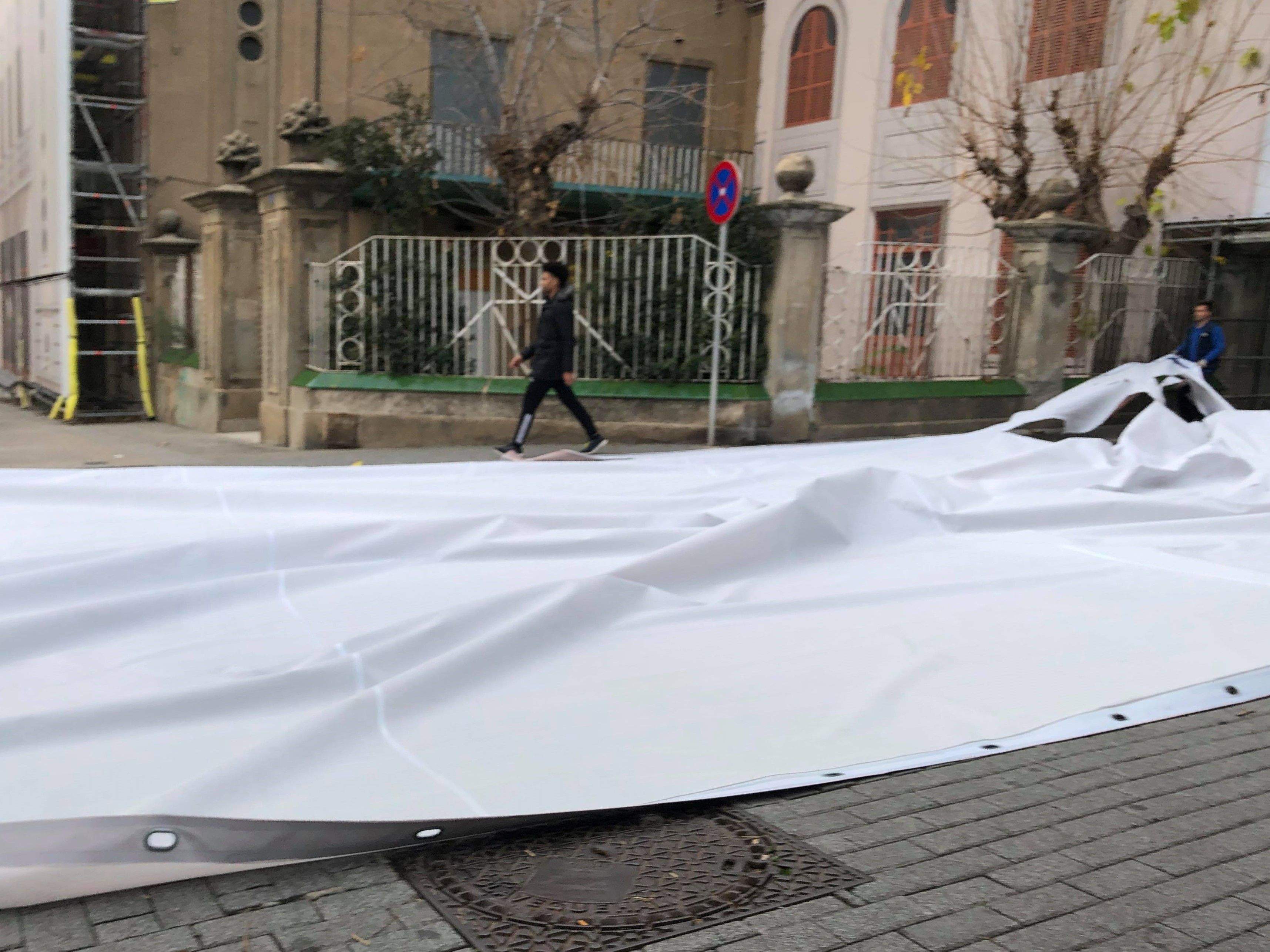 Part de la lona en el moment de la seva retirada. FOTO: Cedida