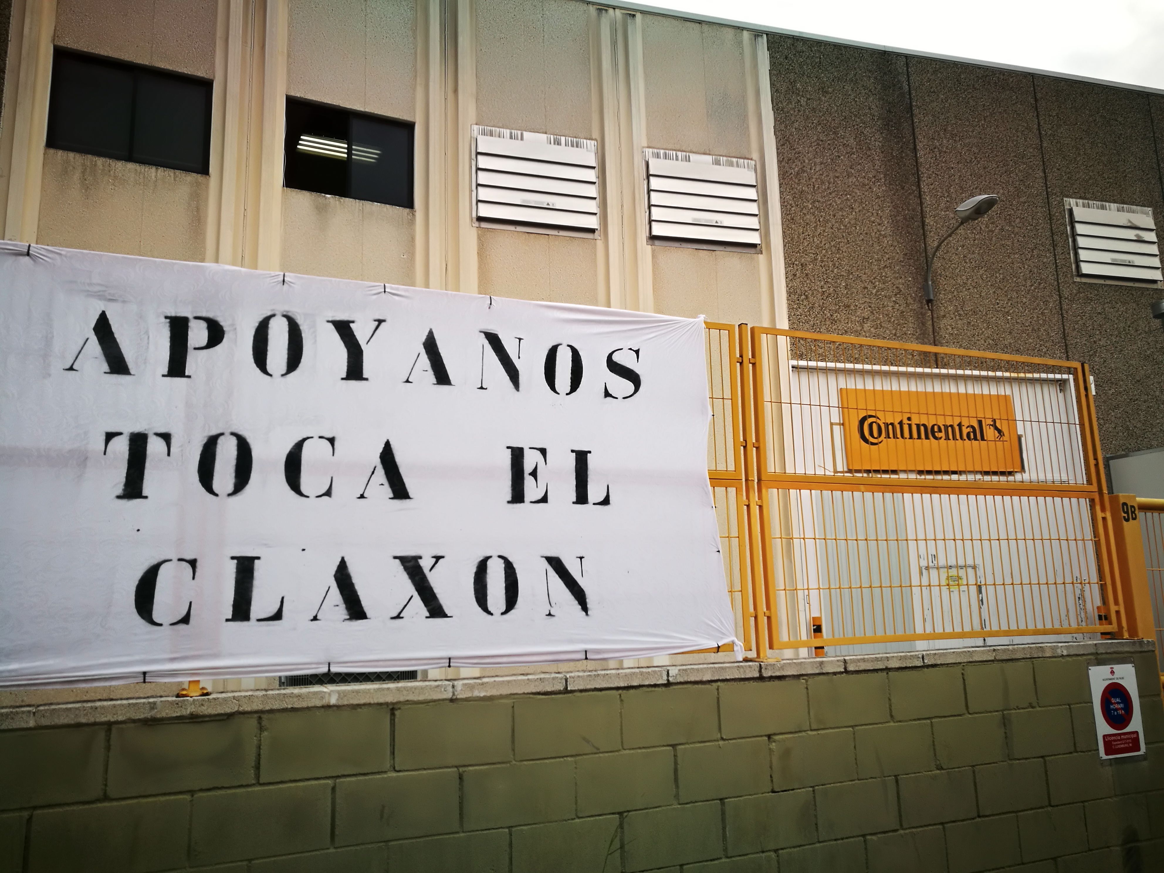 Cartell col·locat a la sortida de la planta de Continental de Rubí. FOTO: Redacció Cartell col·locat a la sortida de la planta de Continental de Rubí. FOTO: Redacció