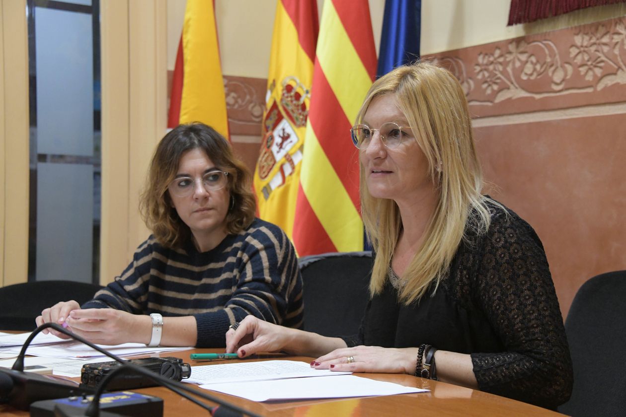L’alcaldessa, Ana María Martínez Martínez, i la segona tinenta d’alcaldia, Ànnia Garcia Moreno, han presentat la proposta de pressupost. FOTO: Ajuntament – Localpres)
