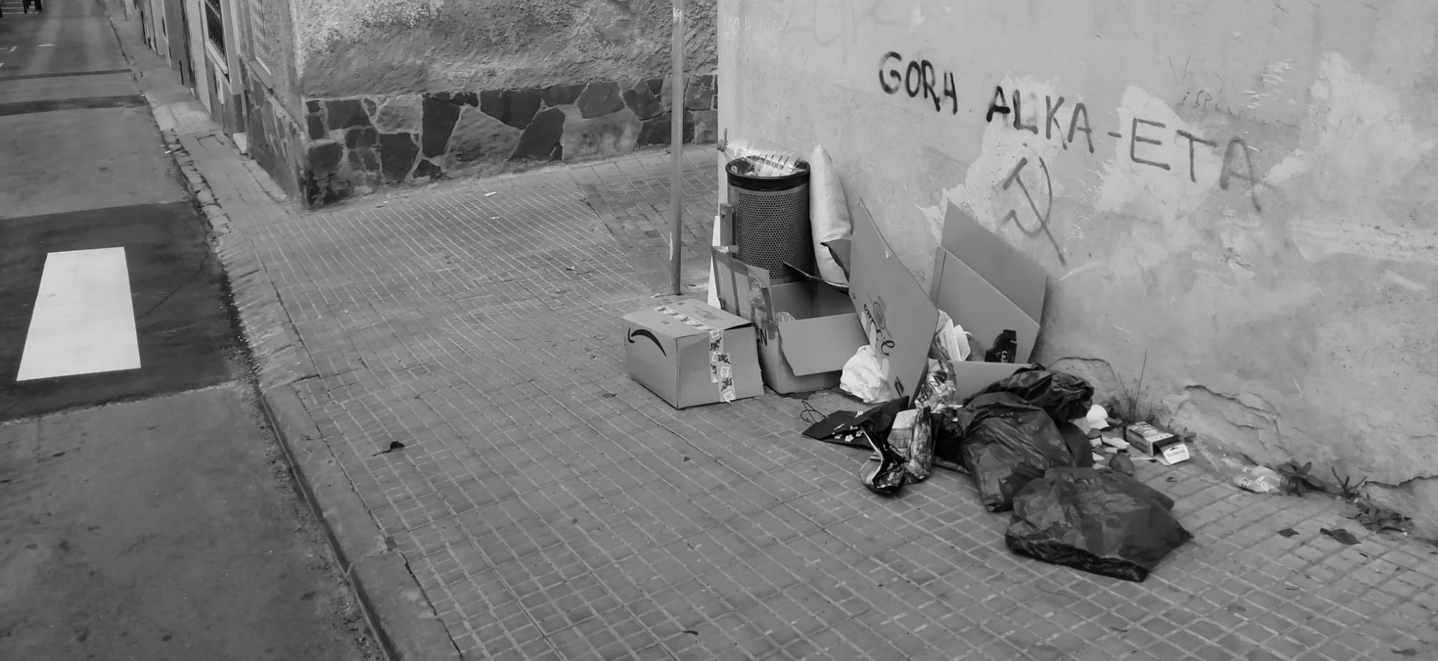Carrer de Rubí amb una capsa d'Amazon. FOTO: Cedida