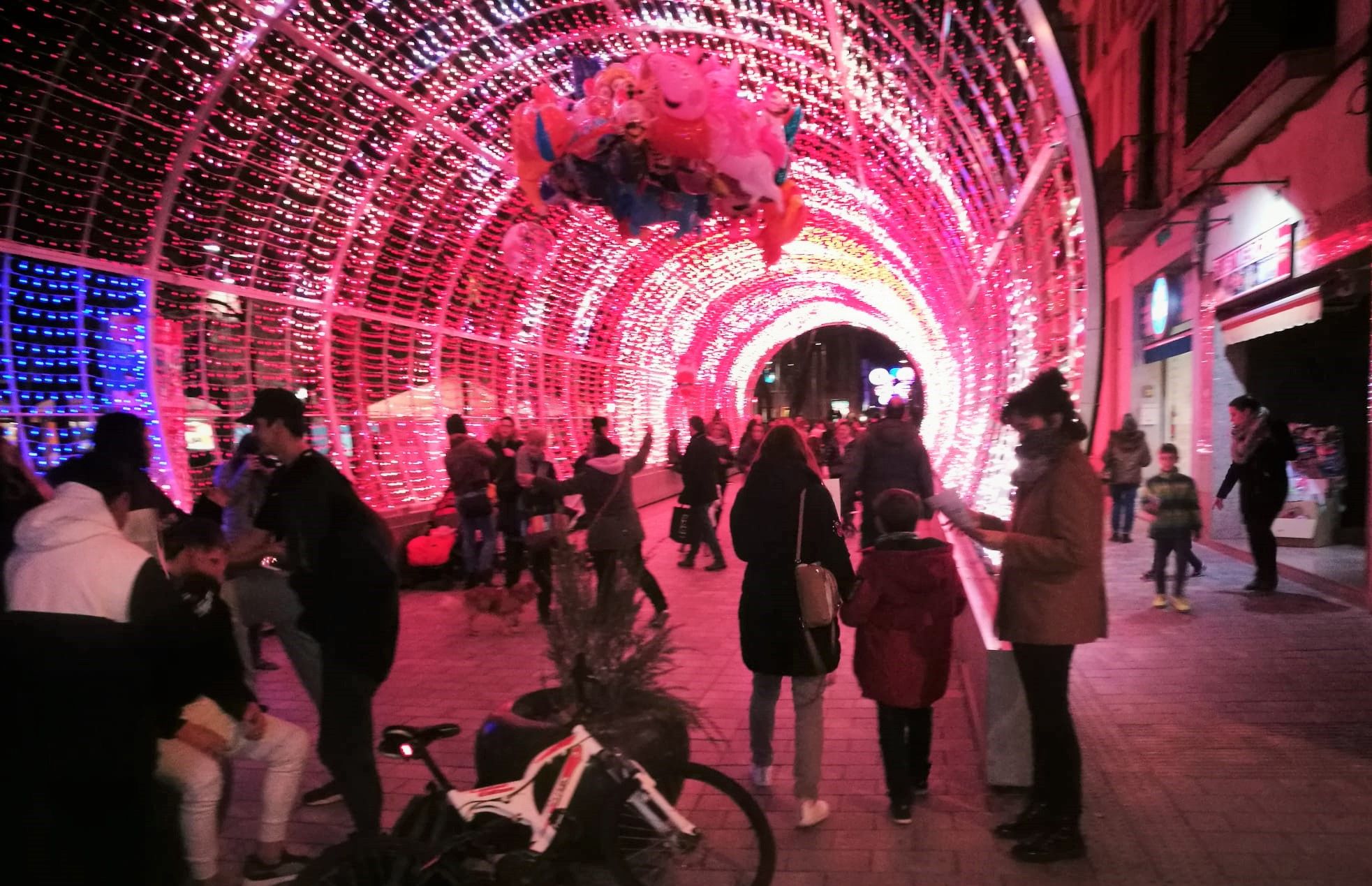 El túnel de llum, durant el repartiment de fullets contra la pobresa energètica. FOTO: N.H El túnel de llum, durant el repartiment de fullets contra la pobresa energètica. FOTO: N.H
