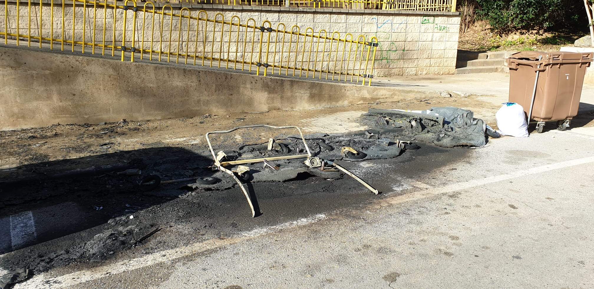 Tres contenidors cremats al carrer Font de la Via 19. FOTO: Joaquim Gràcia