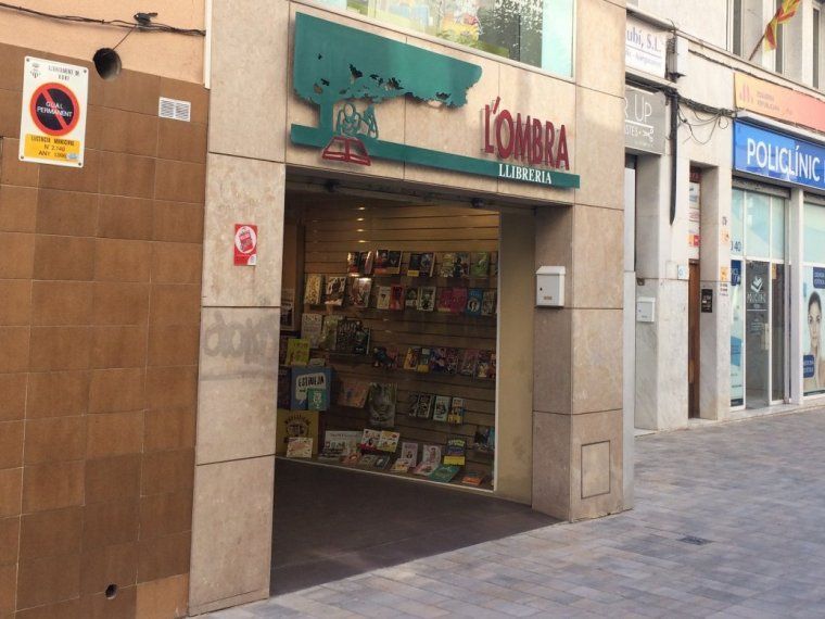 La llibreria L'Ombra, al carrer Pere Esmendia, 21. FOTO: N.E  