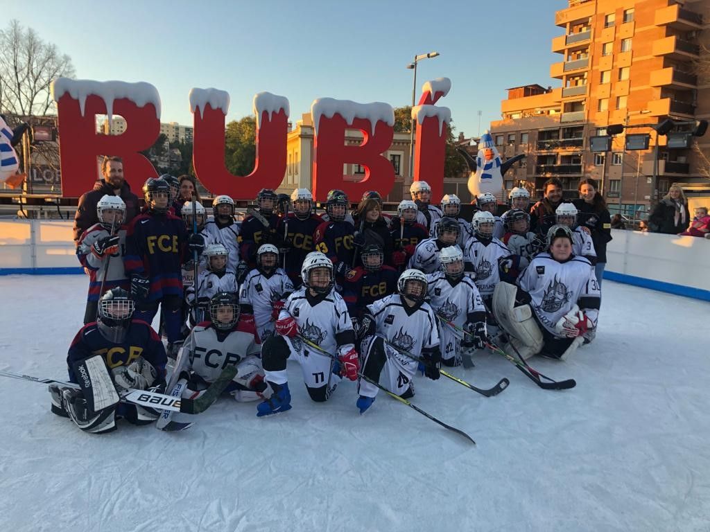 Els jugadors del club d'hoquei rubinenc Cent Patins i els del Barça. FOTO: Cedida