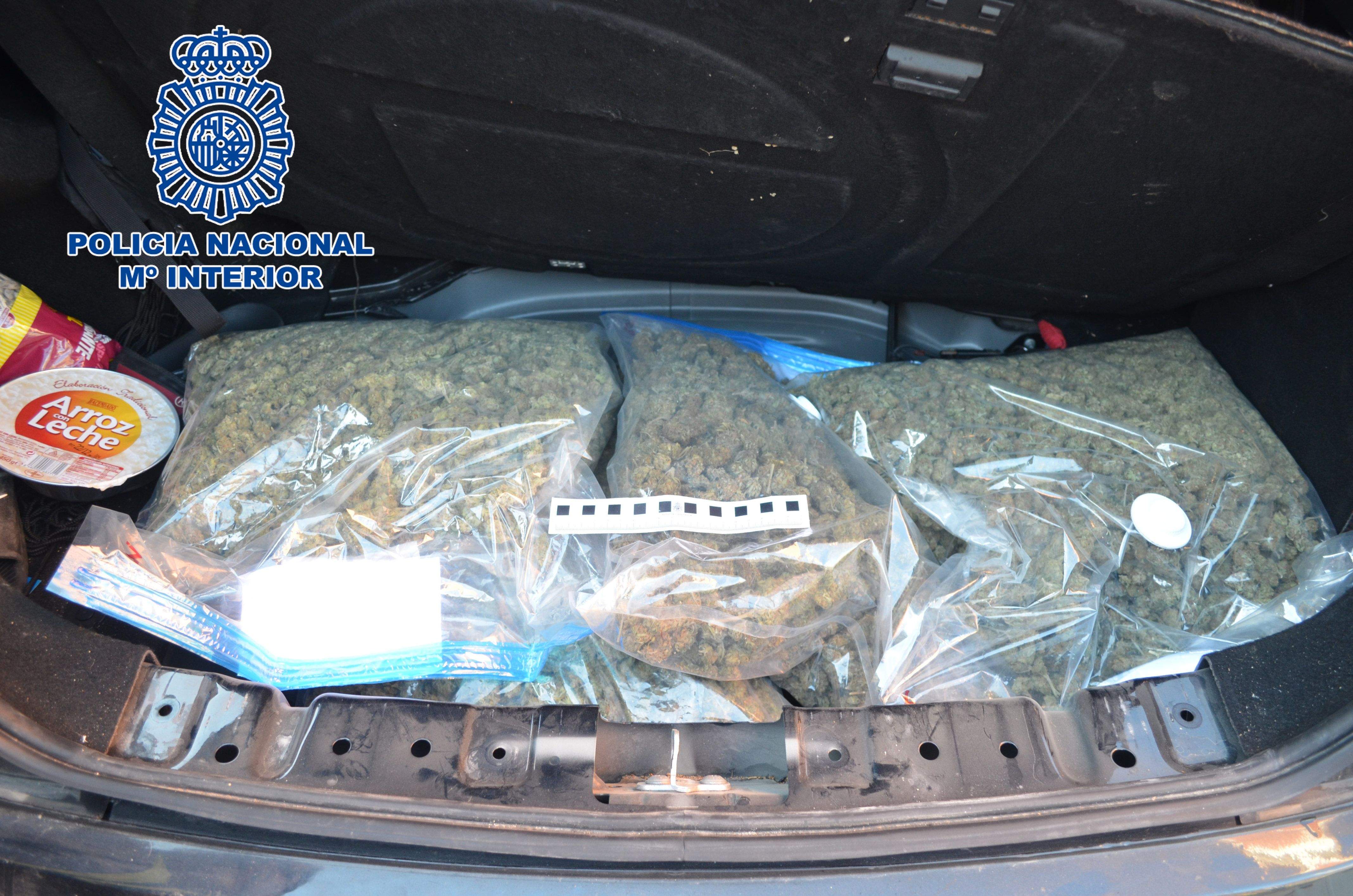 Maleter d'un cotxe amb bosses de marihuana a l'interior. FOTO: ACN