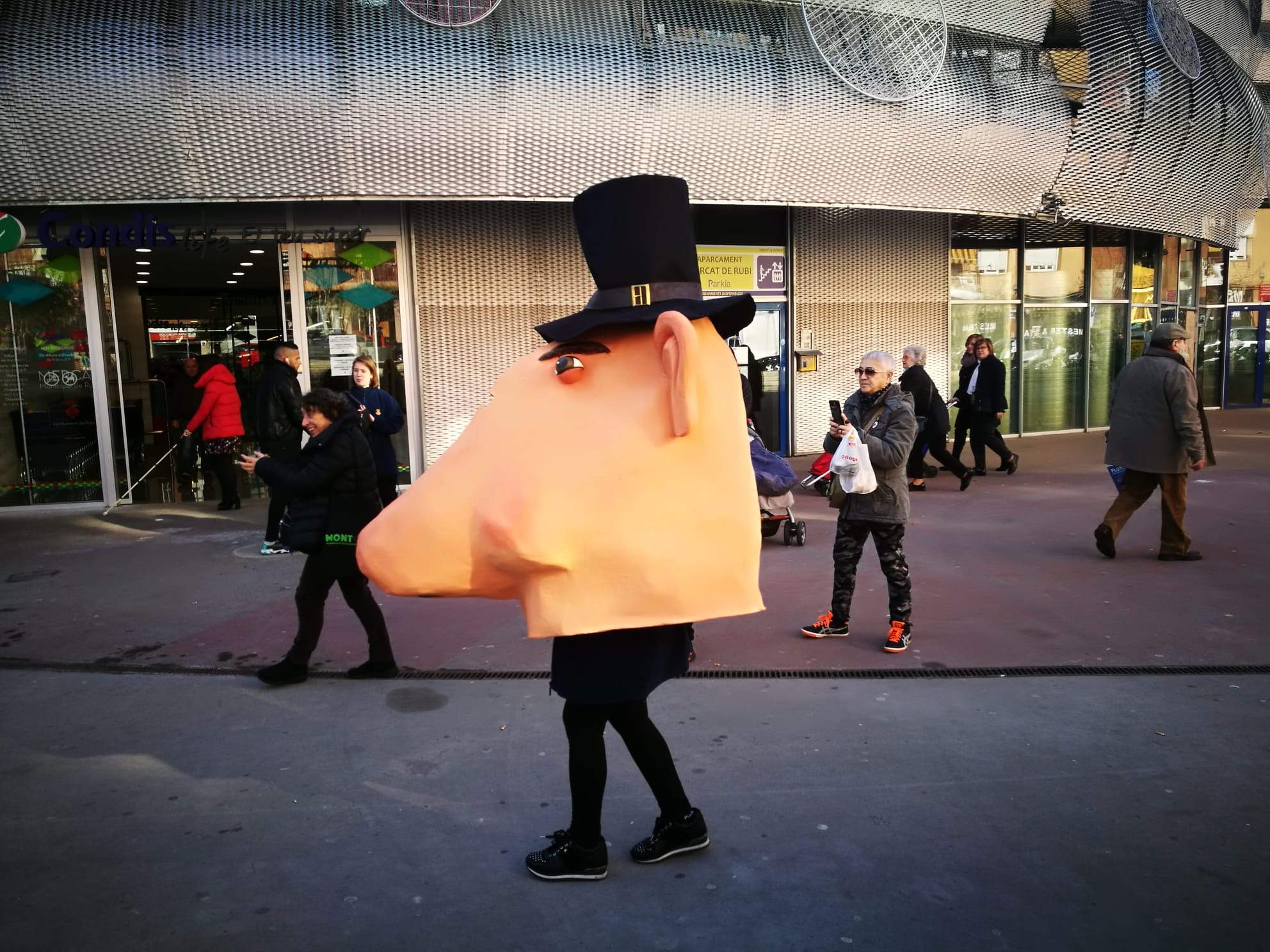 L'Home dels Nassos, passejant pels afores del Mercat Municipal. FOTO: NHS