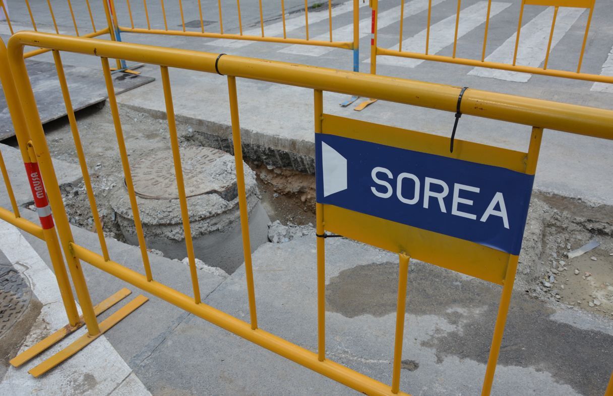 L’empresa Sorea reprèn els treballs de renovació de la xarxa de subministrament d’aigua al carrer de Lourdes. FOTO: Ajuntament de Rubí