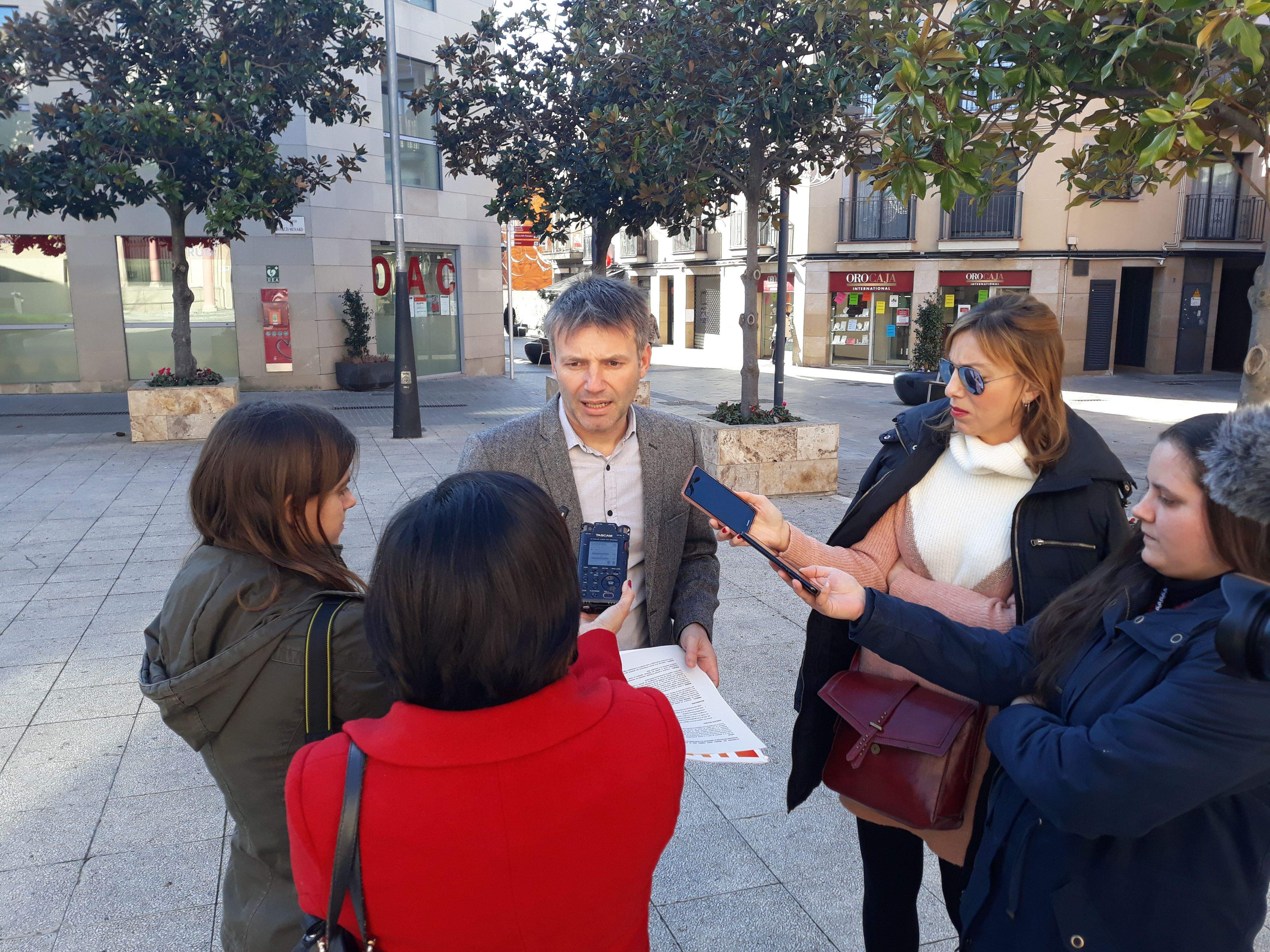 Xavier Corbera, portaveu d'ERC, fa declaracions davant dels mitjans de comunicació locals de Rubí. FOTO: Cedida