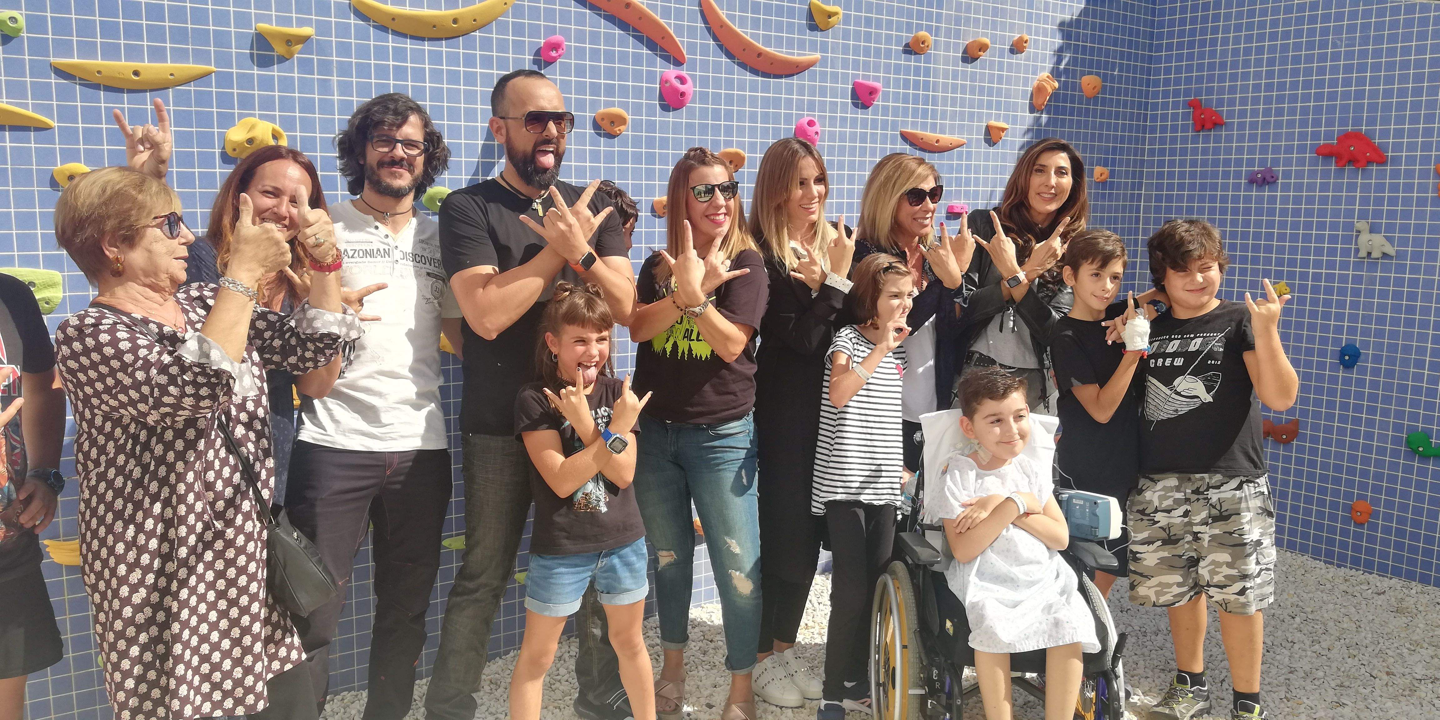El jurat de Got Talent, amb Petruska la Trapezista, el seu pare i la Glòria Zamora, de Gecko Walls, a l'estrena del rocòdrom a l'Hospital infantil Sant Joan de Déu. FOTO: Cedida El jurat de Got Talent, amb Petruska la Trapezista, el seu pare i la Glòria Zamora, de Gecko Walls, a l'estrena del rocòdrom a l'Hospital infantil Sant Joan de Déu. FOTO: Cedida