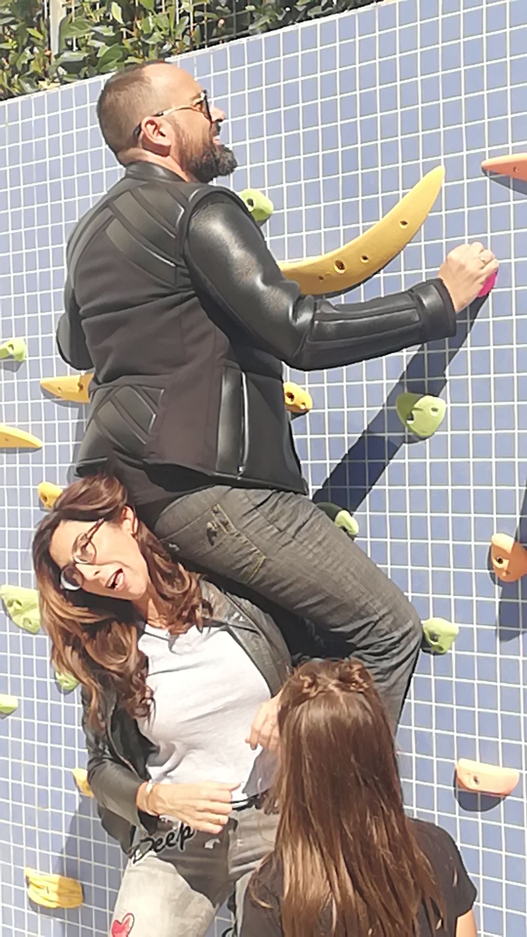 Paz Padilla i Risto Mejide intentant escalar pel rocòdrom de Gecko Walls a l'Hospital infantil Sant Joan de Déu. FOTO: Cedida Paz Padilla i Risto Mejide intentant escalar pel rocòdrom de Gecko Walls a l'Hospital infantil Sant Joan de Déu. FOTO: Cedida