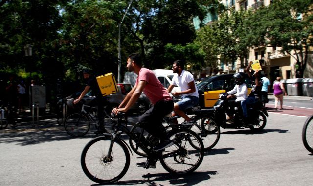 Repartidors de Glovo en una de les darreres vagues. FOTO: ACN