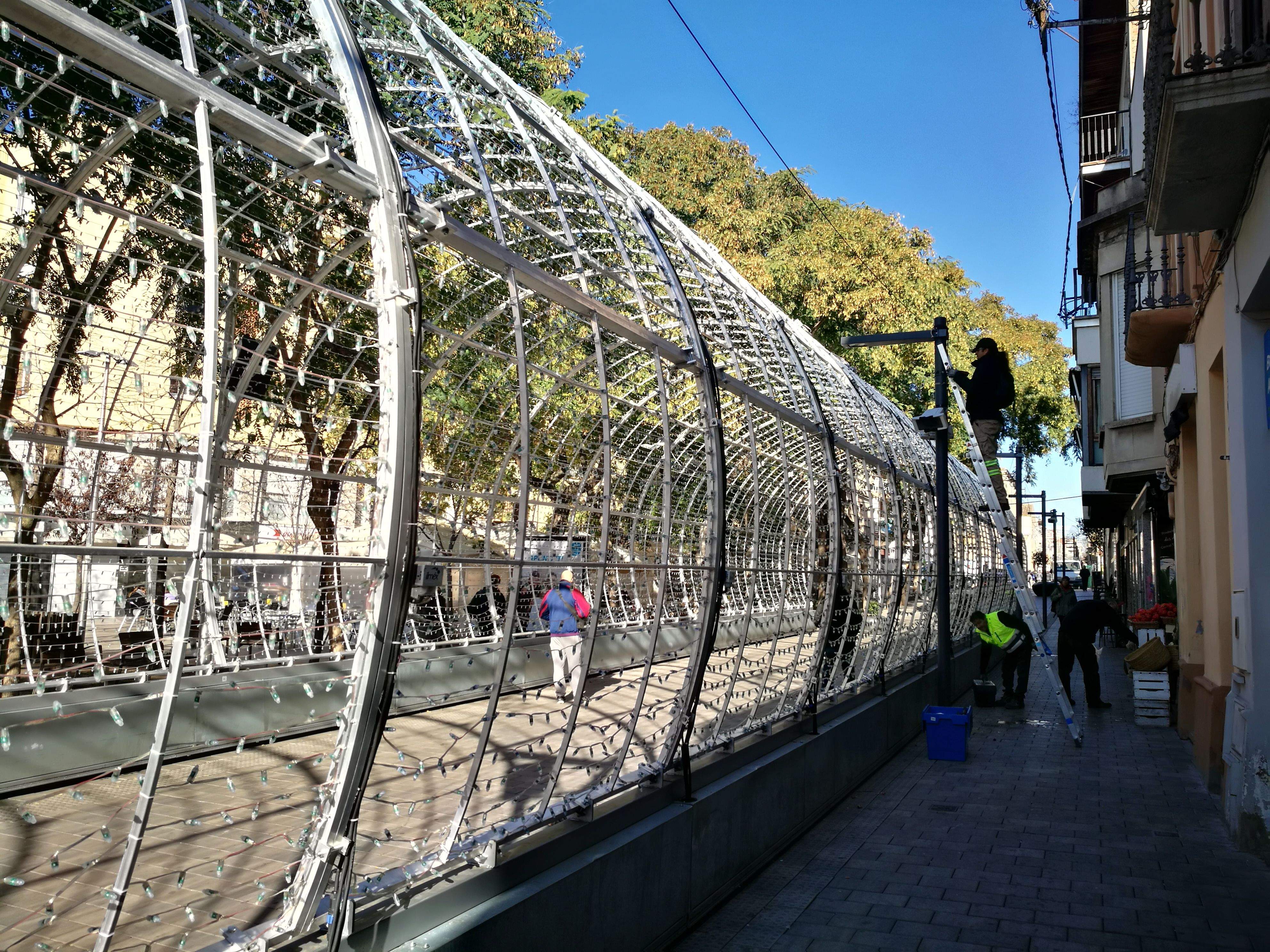 Operaris al túnel de llum del carrer Maximí Fornés. FOTO: Redacció