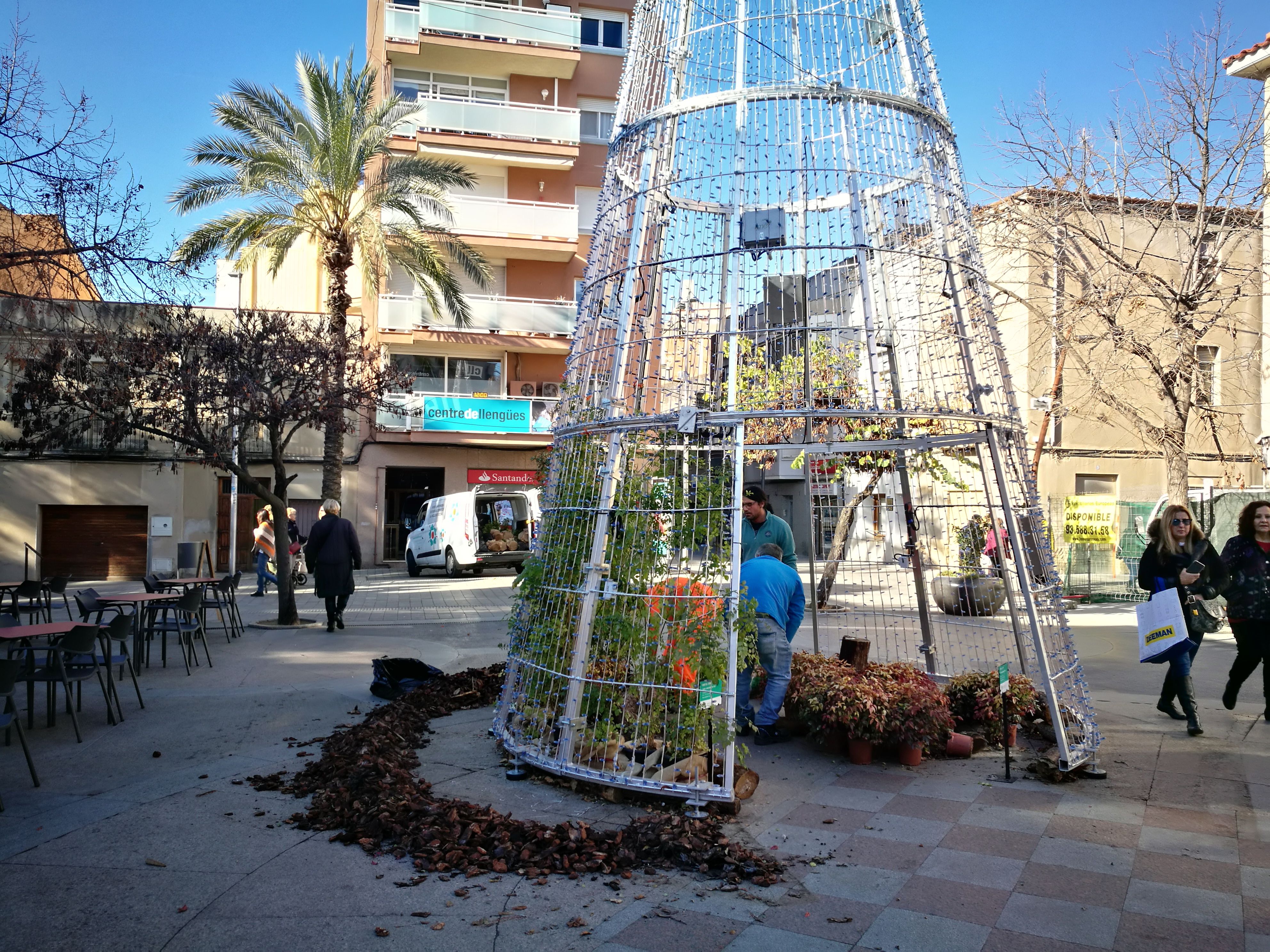 Arbre de llum a la plaça Catalunya de Rubí. FOTO: Redacció