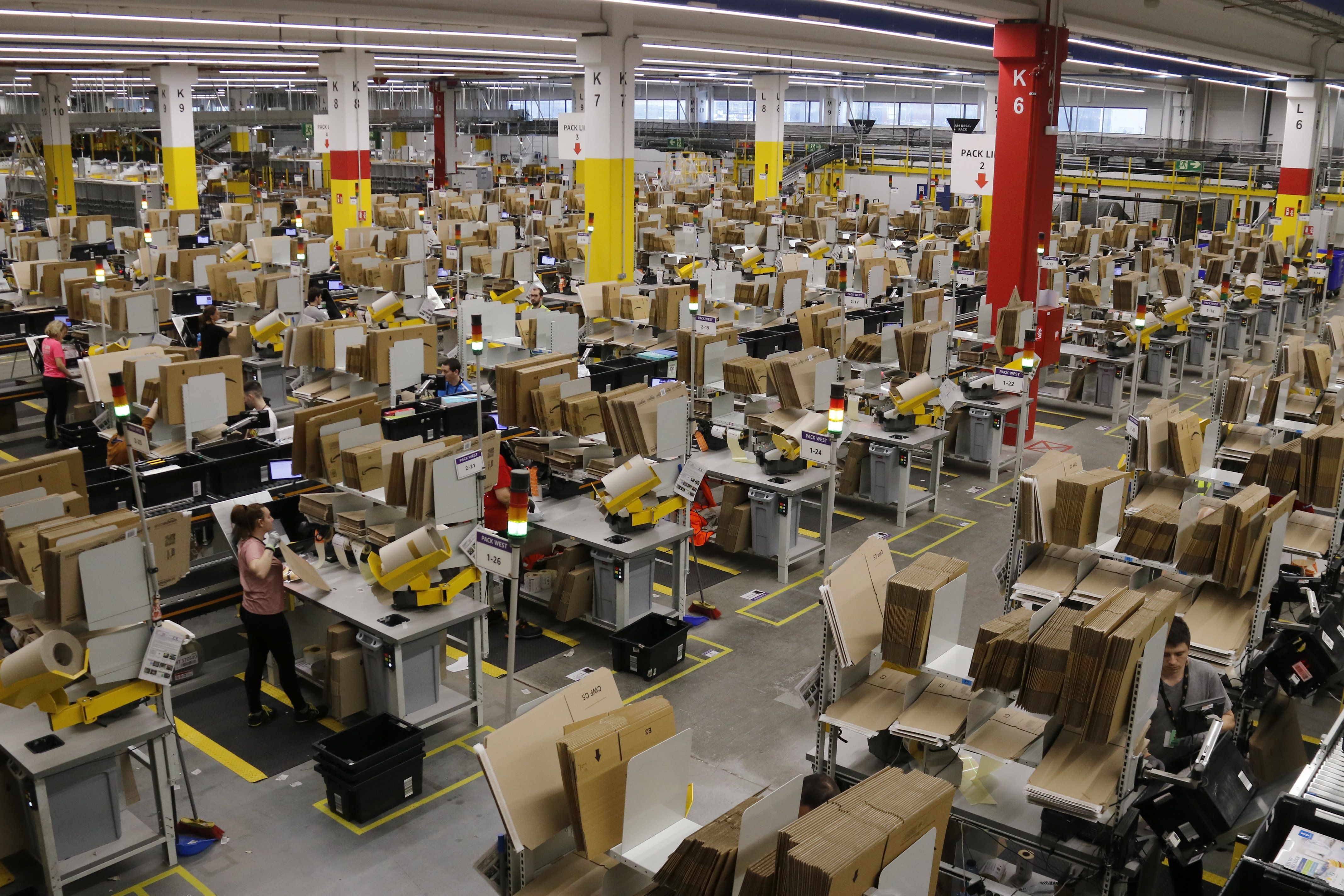 Línia d'embalatge de paquets del centre logístic d'Amazon del Prat. FOTO: ACN