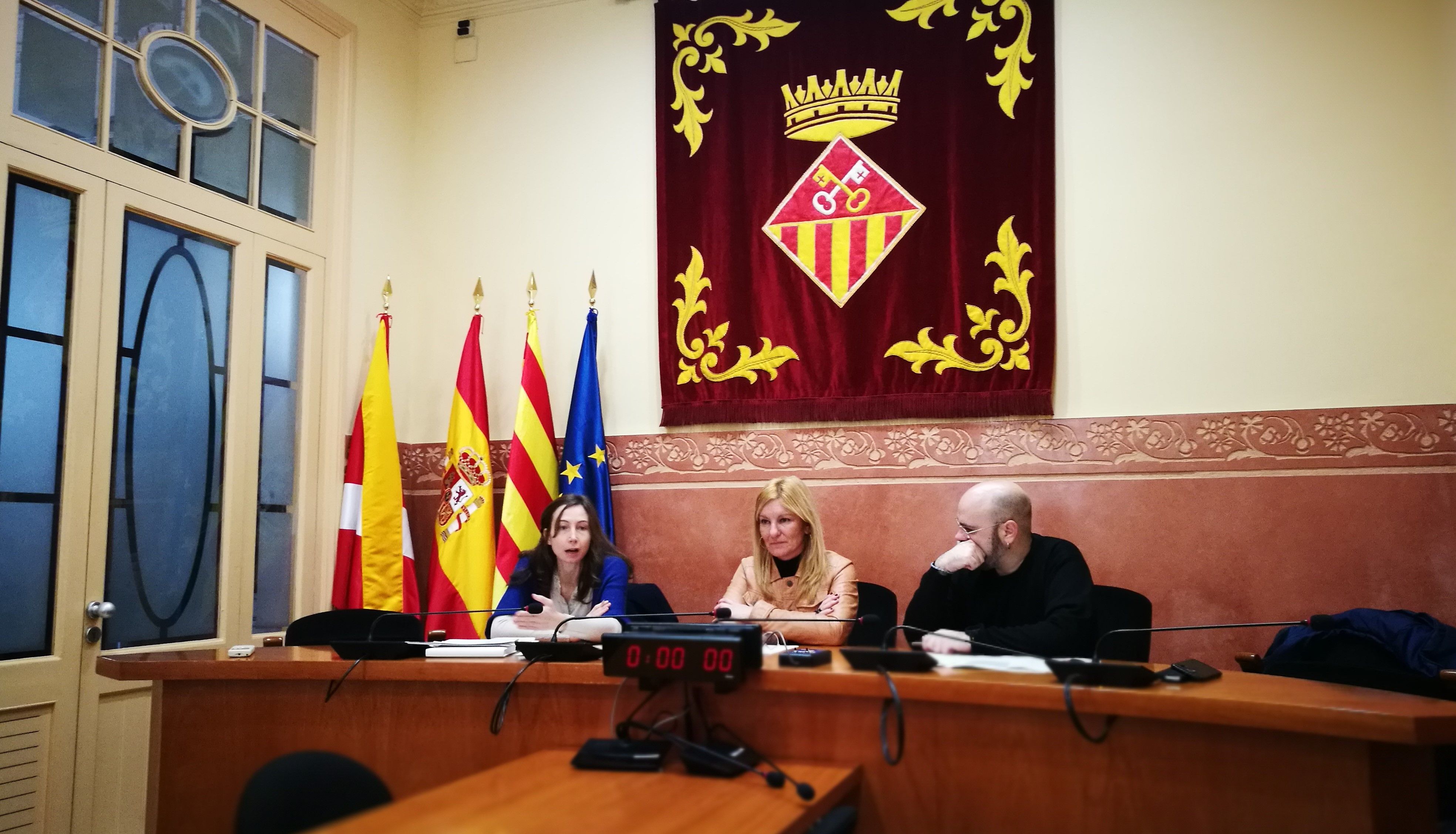 Pascale Coissard, Ana María Martínez i Pau Navarro a la sala de Plens de Rubí durant la presentació del nou servei. FOTO: Redacció