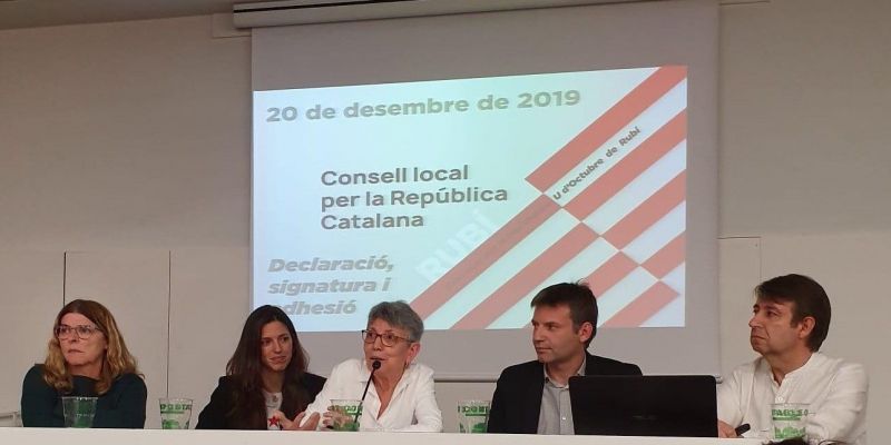 Signatura de la Declaració per al Consell Local per la República de Rubí. FOTO: Cedida