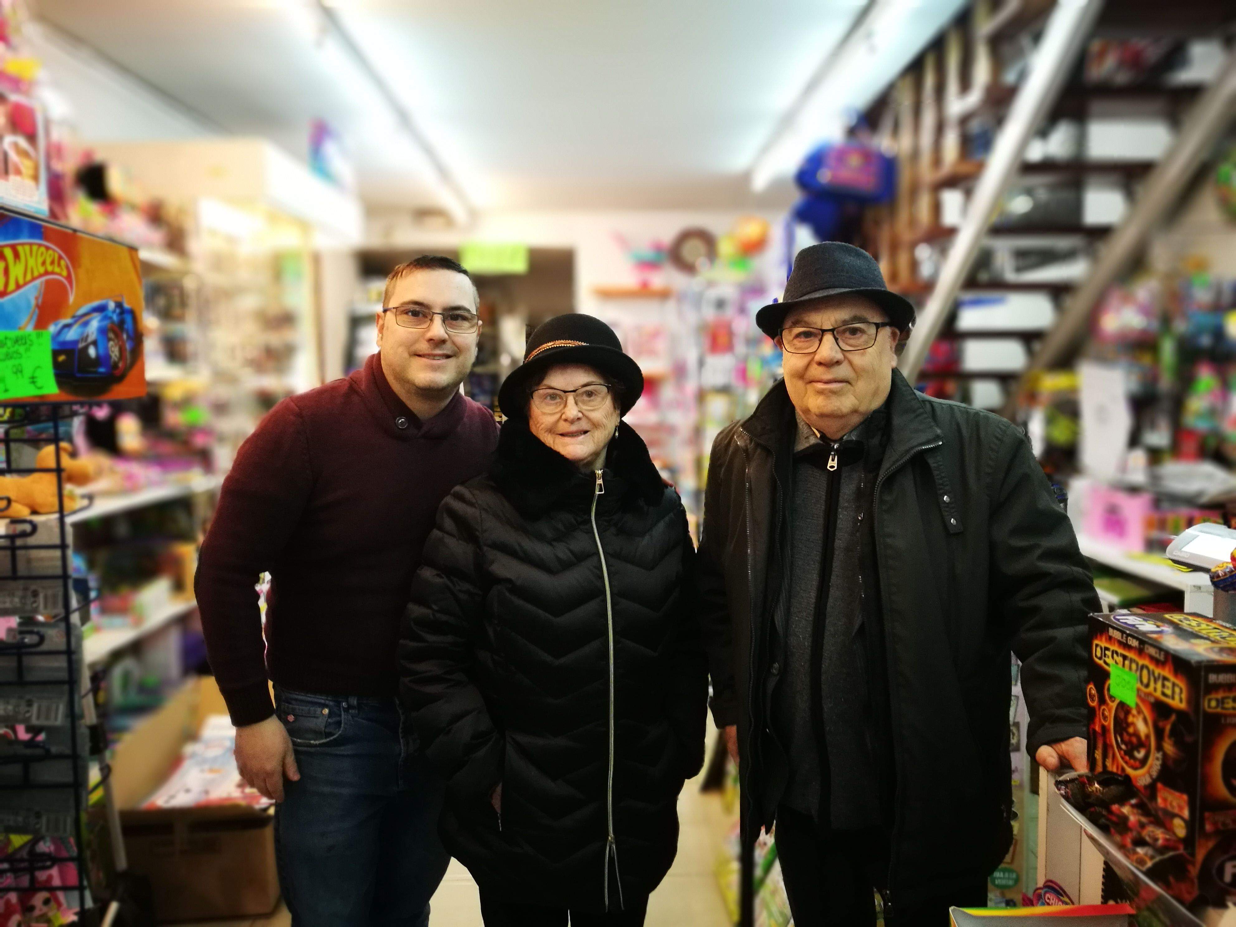 Blai Vilalta, Maria Antònia Martínez i Gaspar Vilalta a la botiga. FOTO: Redacció