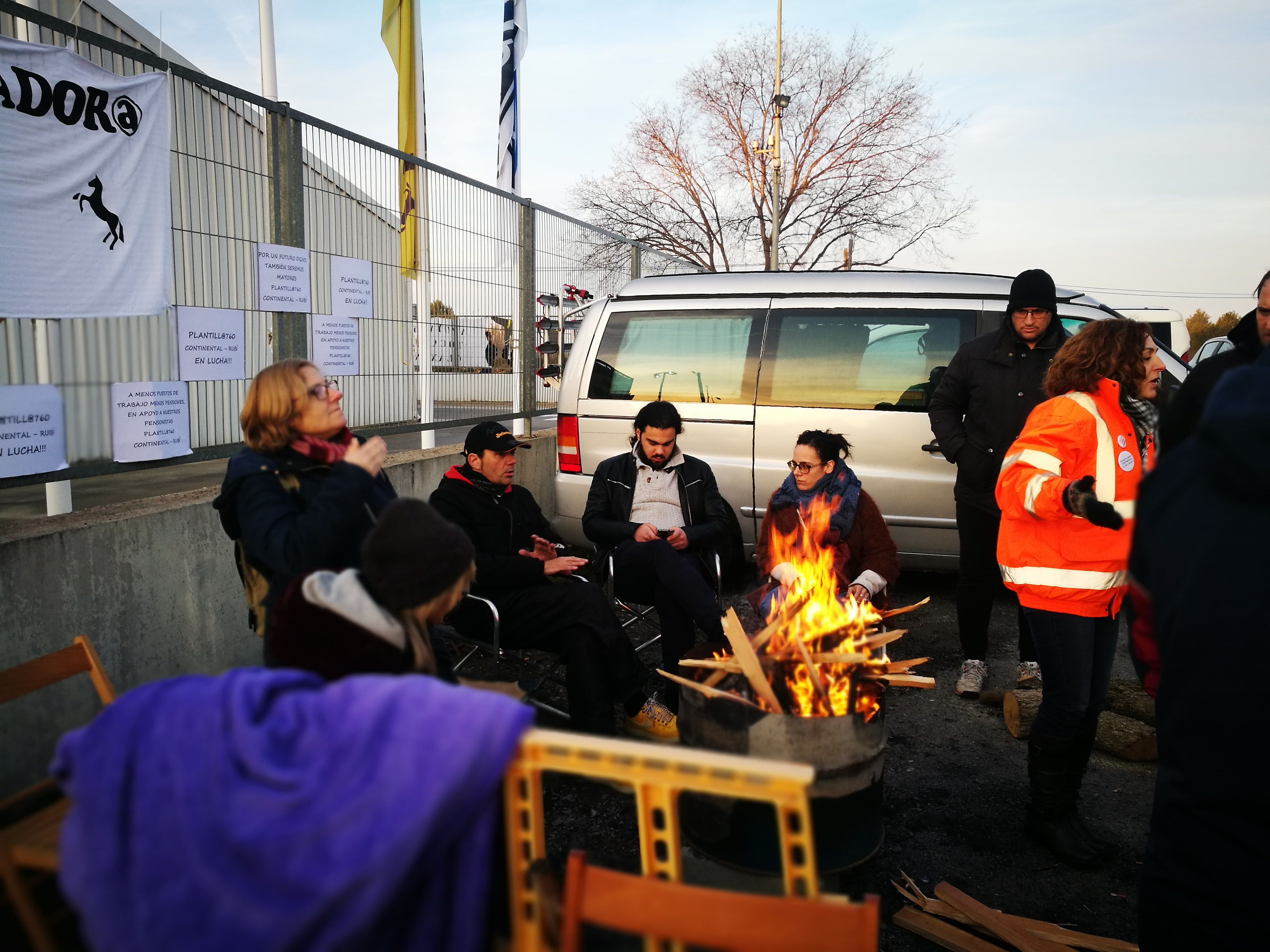 Els treballadors concentrats a les portes de Continental han suportat baixes temperatures durant la nit i primera hora del matí. FOTO: Redacció