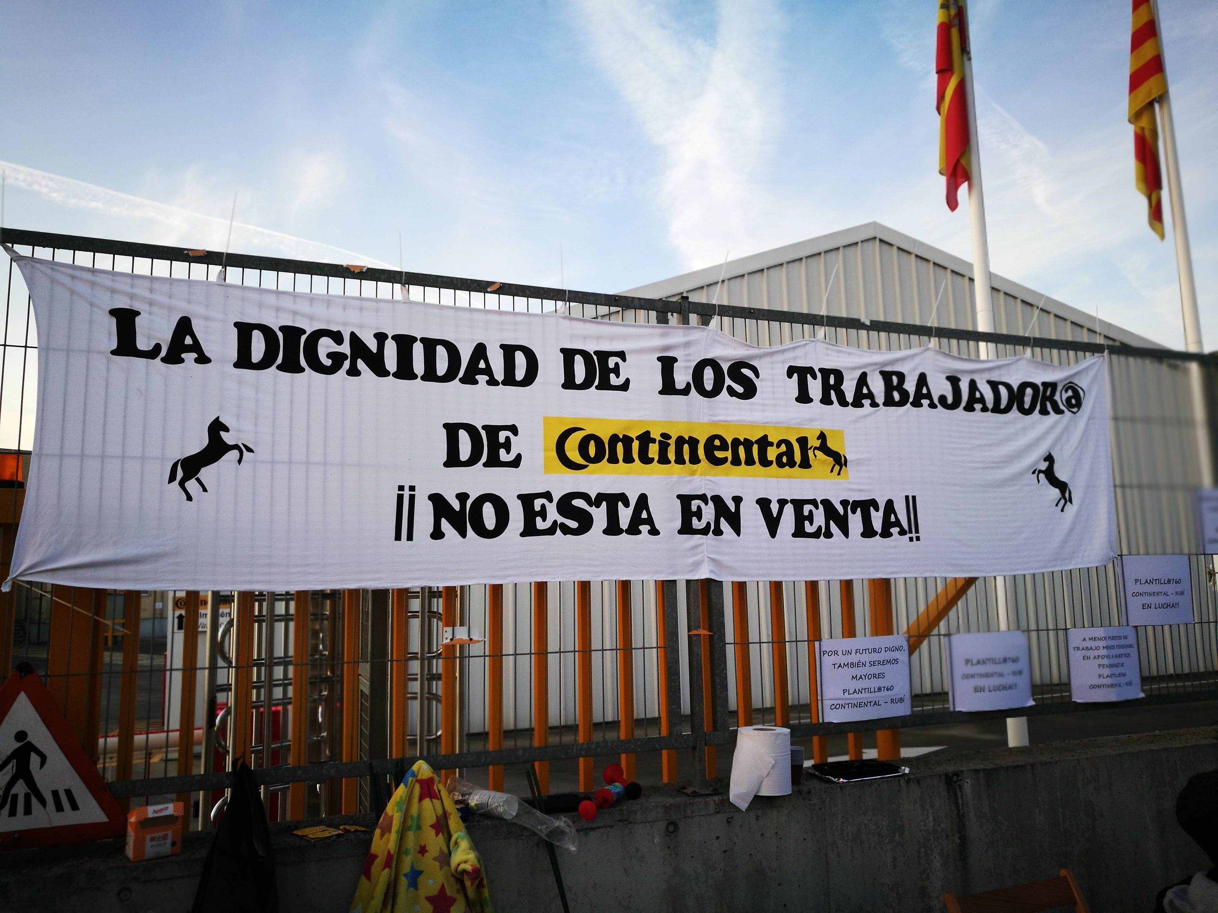 Una de les pancartes penjades a la fàbrica de Continental de Rubí. FOTO: Redacció Una de les pancartes penjades a la fàbrica de Continental de Rubí. FOTO: Redacció