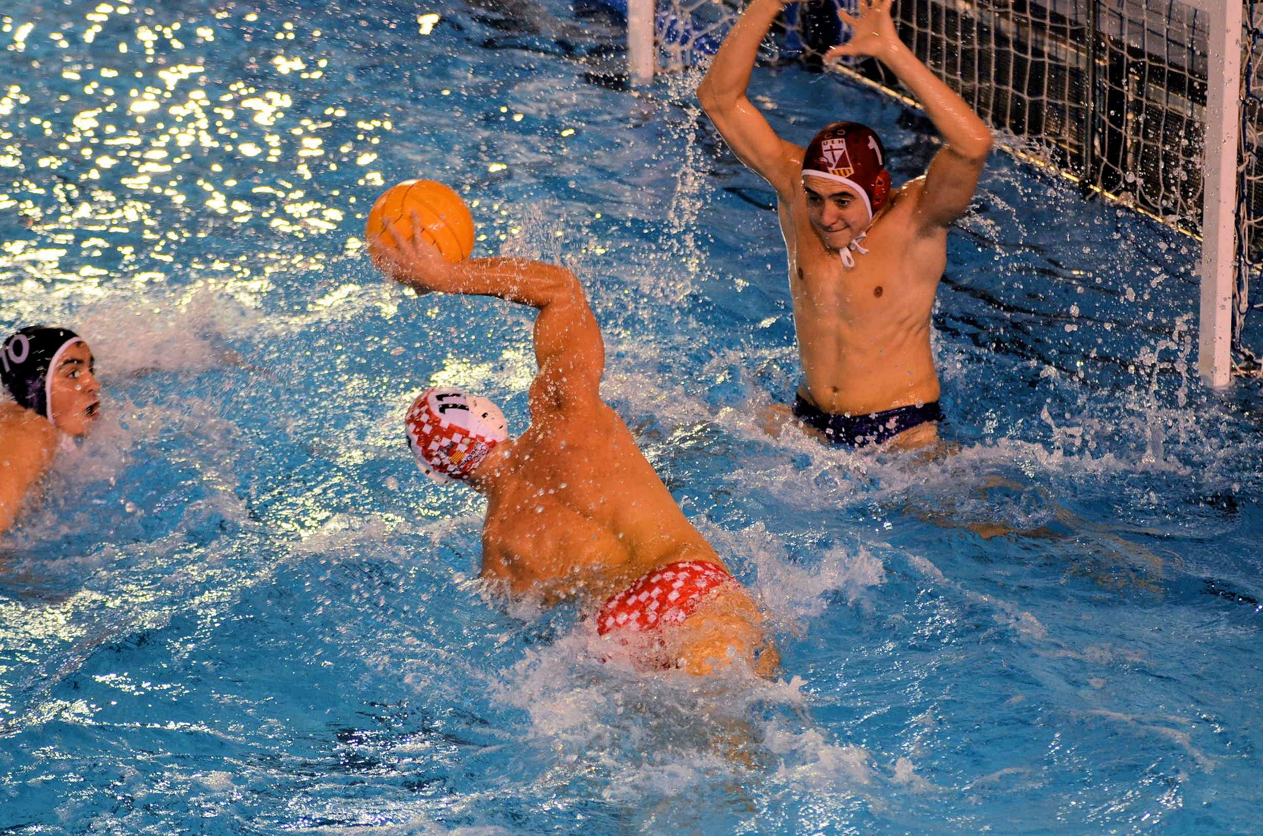 L'equip absolut masculí de waterpolo del CN Rubí va resoldre amb autoritat un complicat compromís contra la UE Horta. FOTO: Cedida