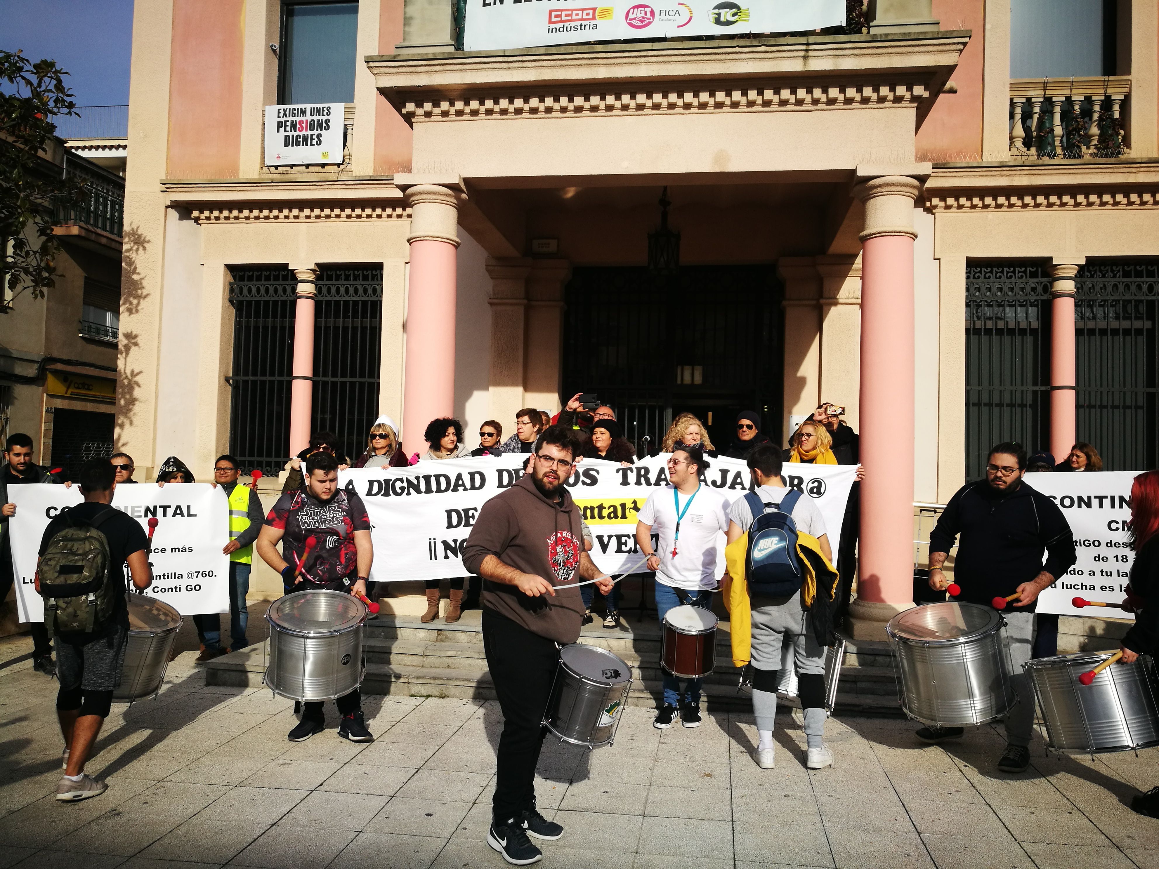 La manifestació ha acabat a les portes de l'Ajuntament de Rubí. FOTO: Redacció