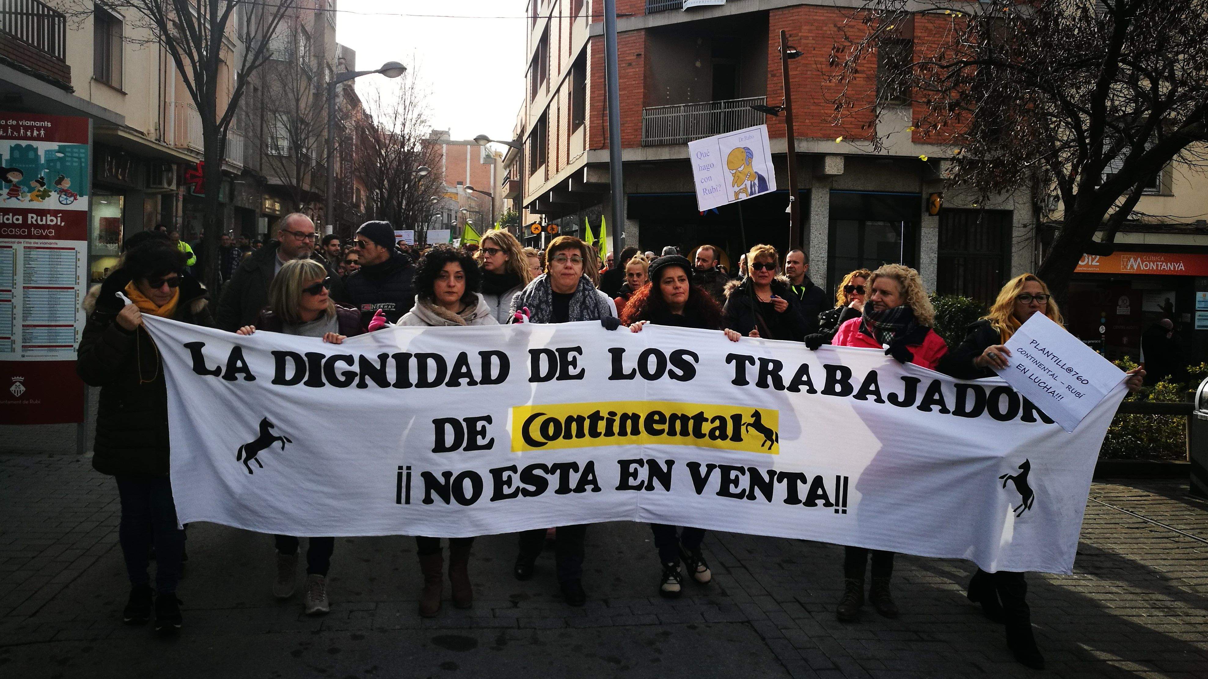 La capçalera de la manifestació de Continental pel centre de Rubí. FOTO: Redacció La capçalera de la manifestació de Continental pel centre de Rubí. FOTO: Redacció