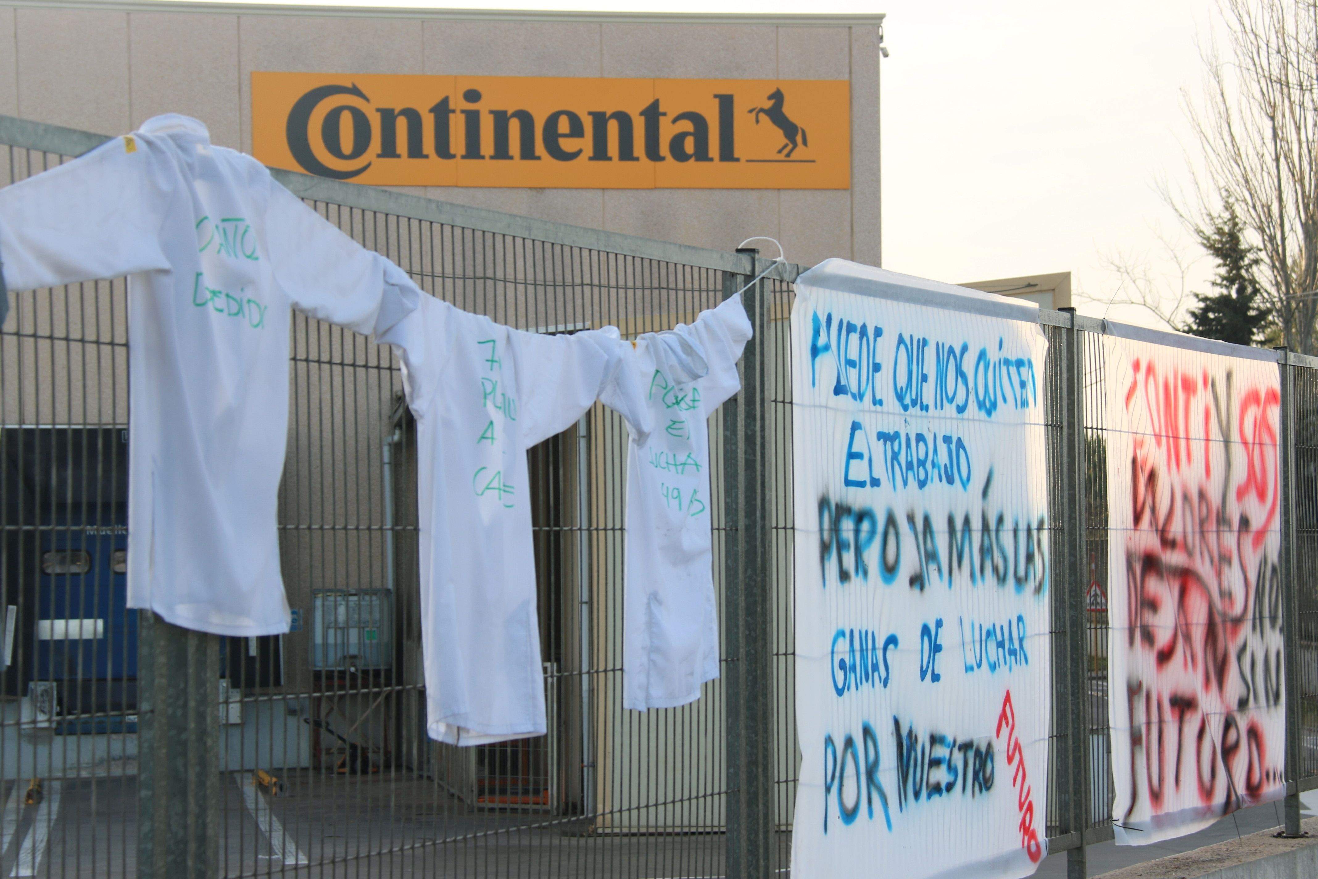 Pancartes i samarretes penjades a l'exterior de l'empresa Continental de Rubí. FOTO: ACN  Pancartes i samarretes penjades a l'exterior de l'empresa Continental de Rubí. FOTO: ACN