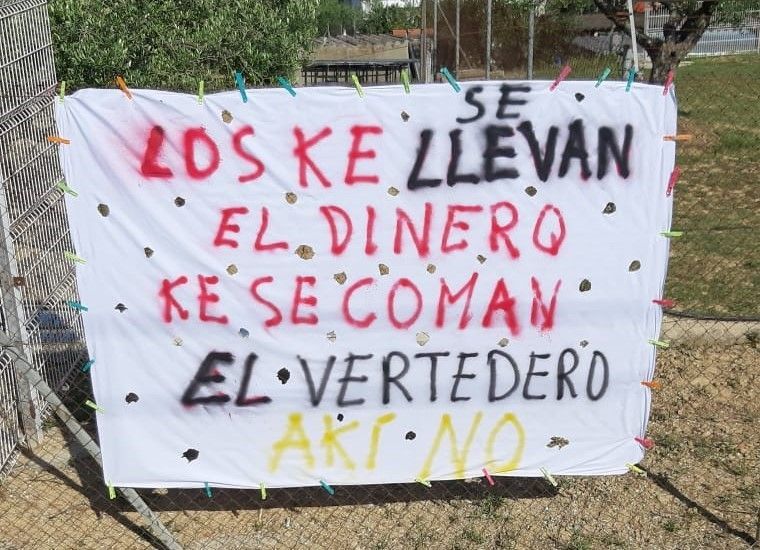 Pancarta de protesta en una de les cases del camí que porta a Can Balasc.