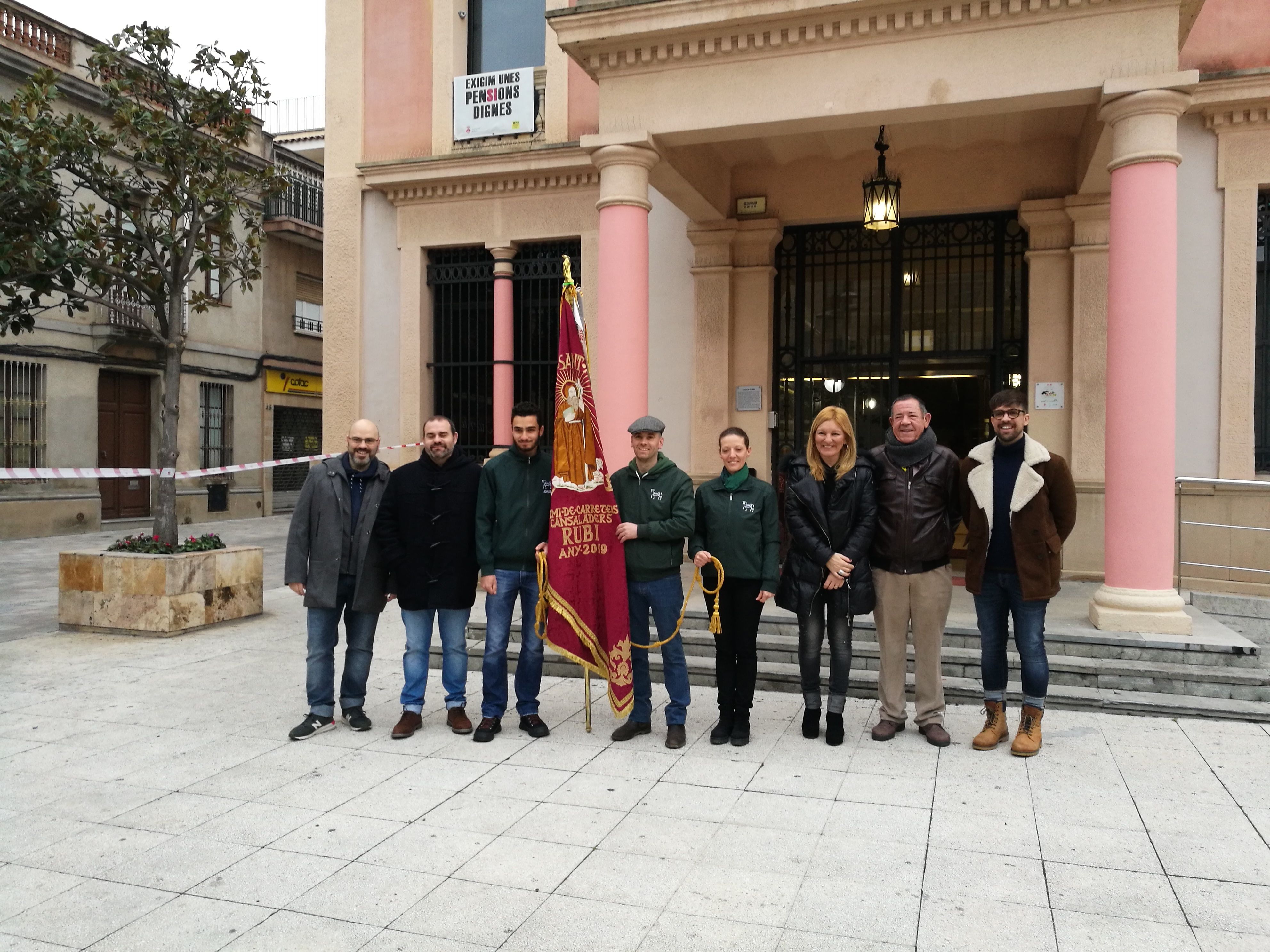 Plantada de la bandera al balcó de l’Ajuntament