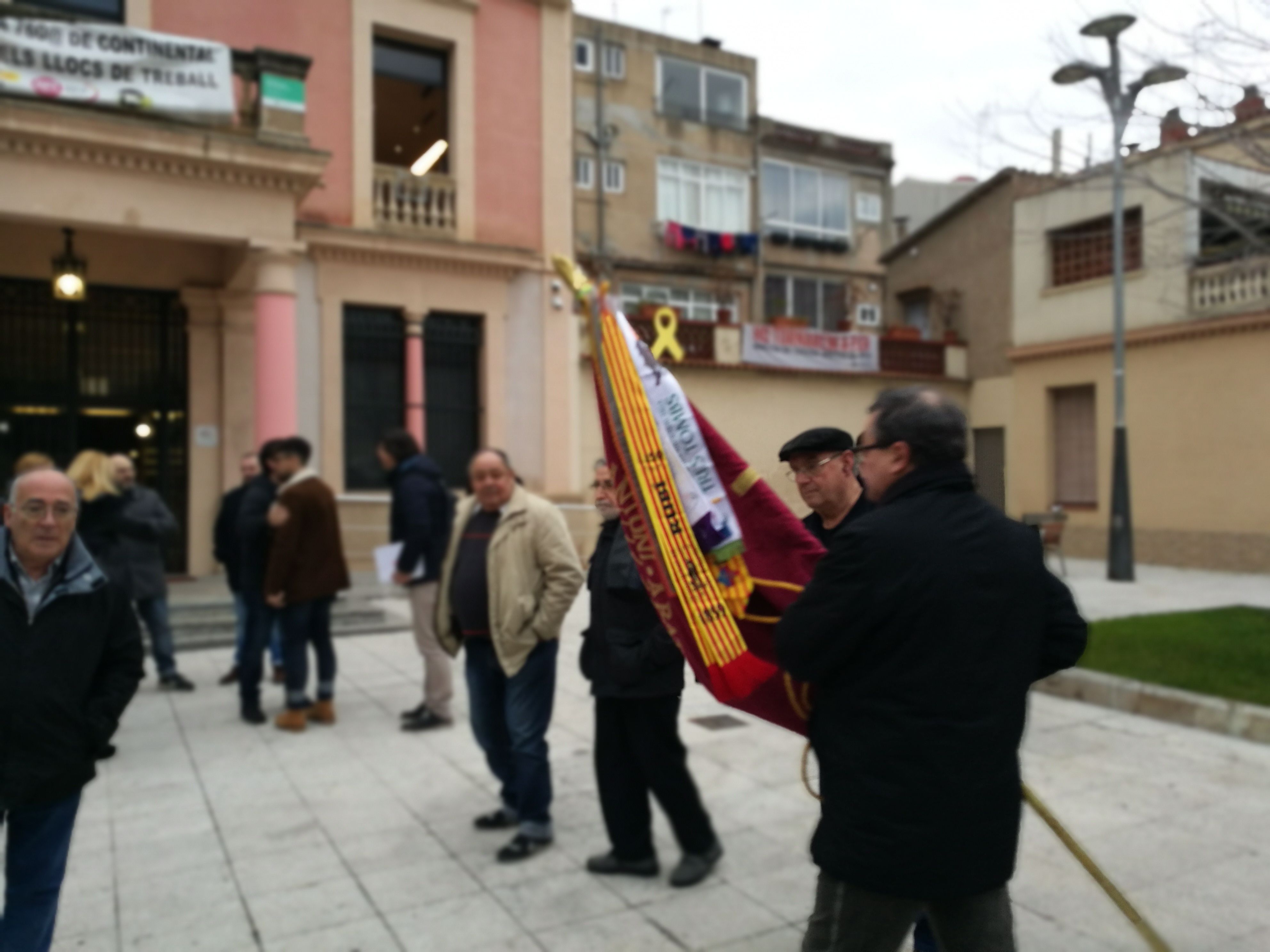 Plantada de la bandera al balcó de l’Ajuntament. NH