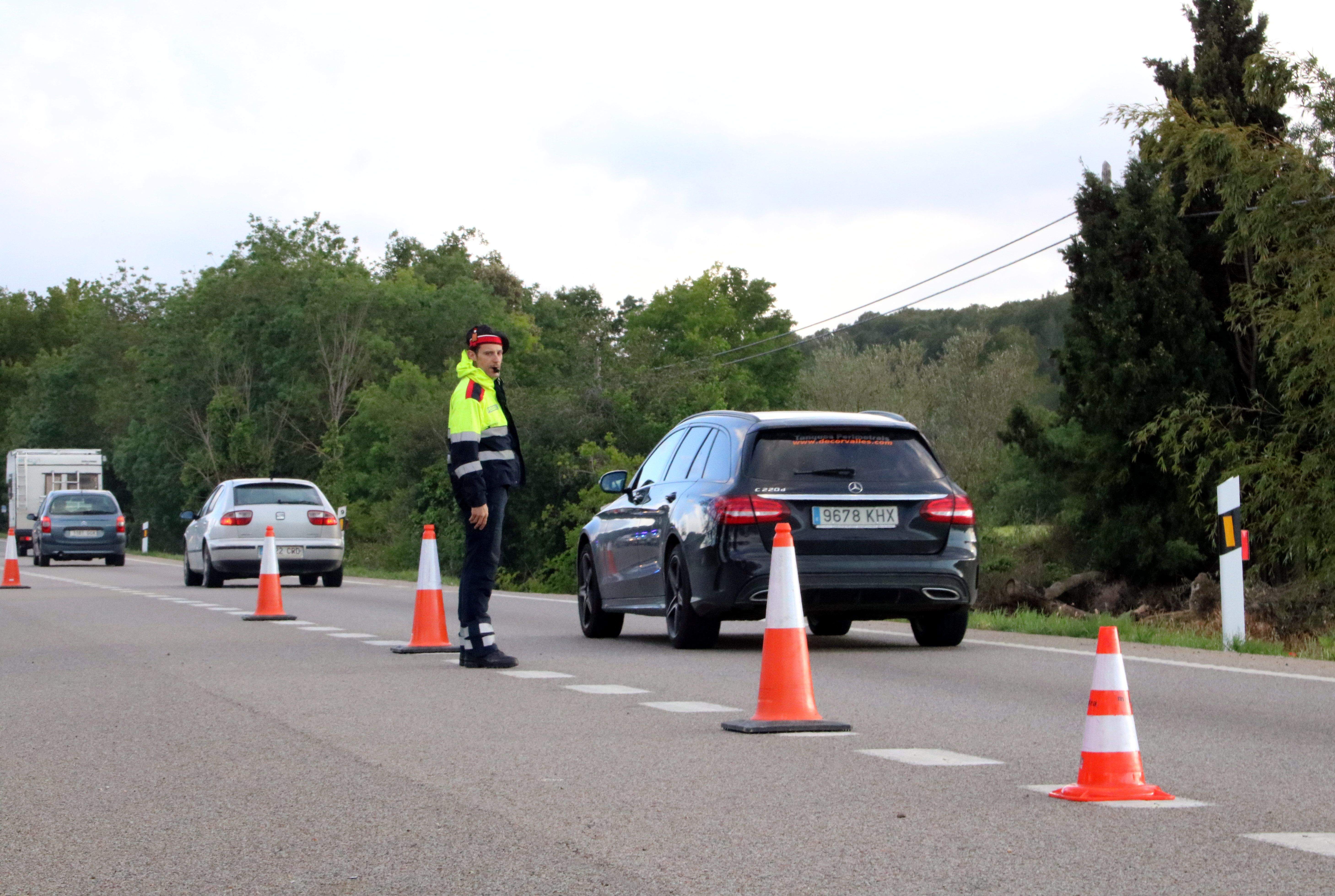 Un mosso regulant el trànsit a les carreteres catalanes. FOTO: ACN