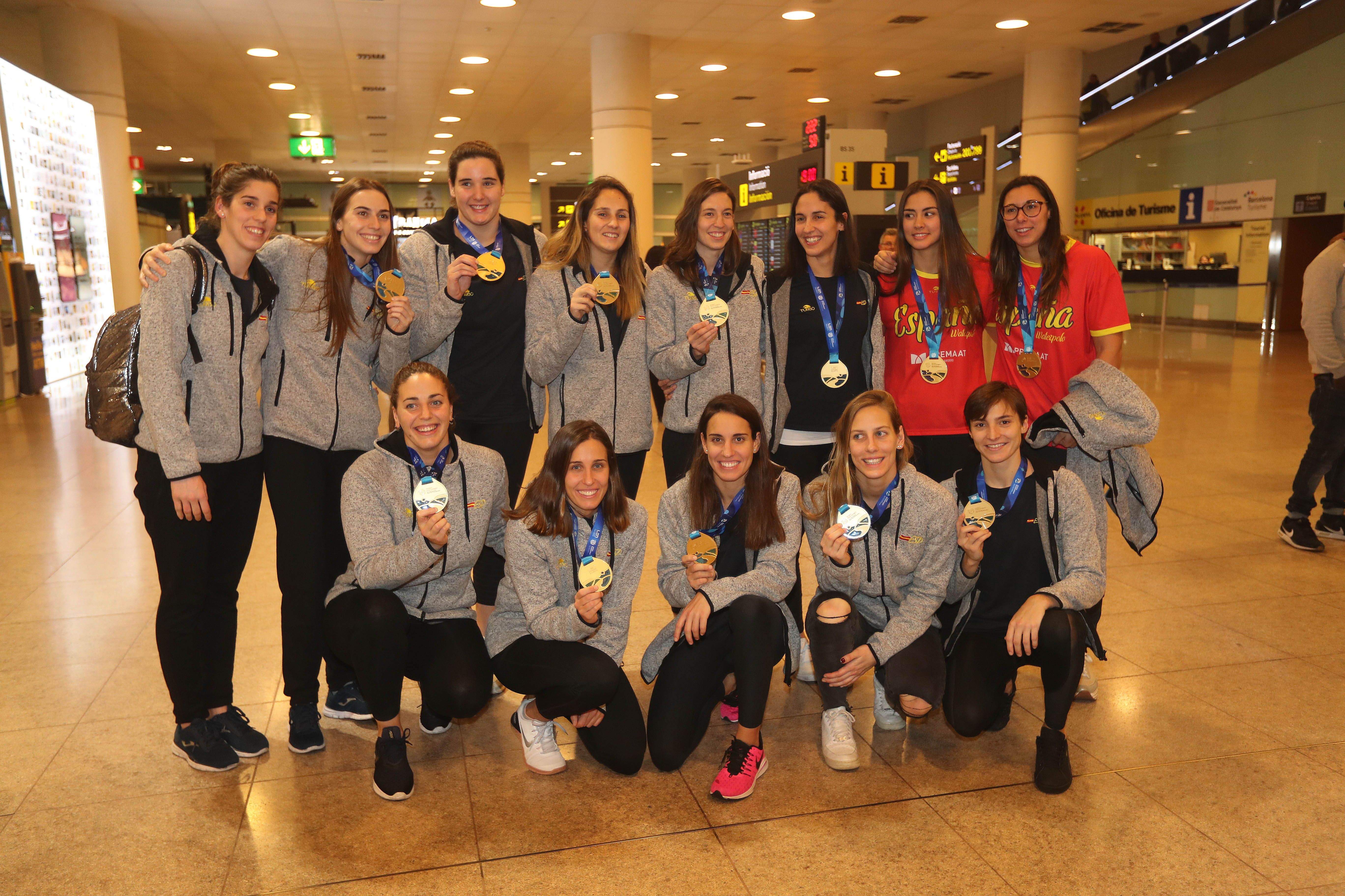 Les jugadores de la selecció espanyola de waterpolo a la seva arribada a l'aeroport del Prat. Bea Ortiz a la fila del darrere, la segona per l'esquerra. FOTO: Pep Morata (Mundo Deportivo)