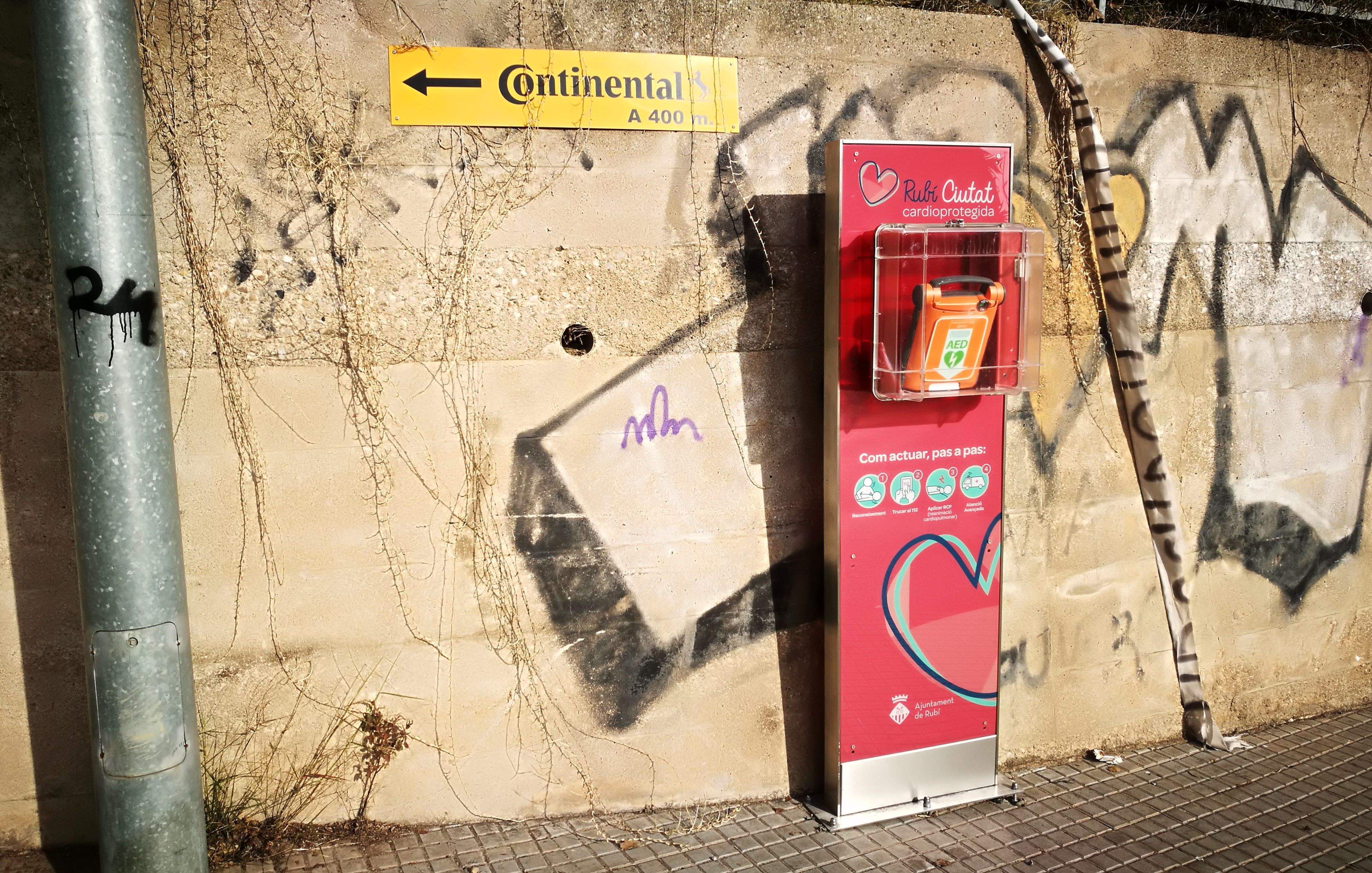 Un dels 34 desfibril·ladors instal·lats a l'avinguda Castellbisbal de Rubí. FOTO: Redacció