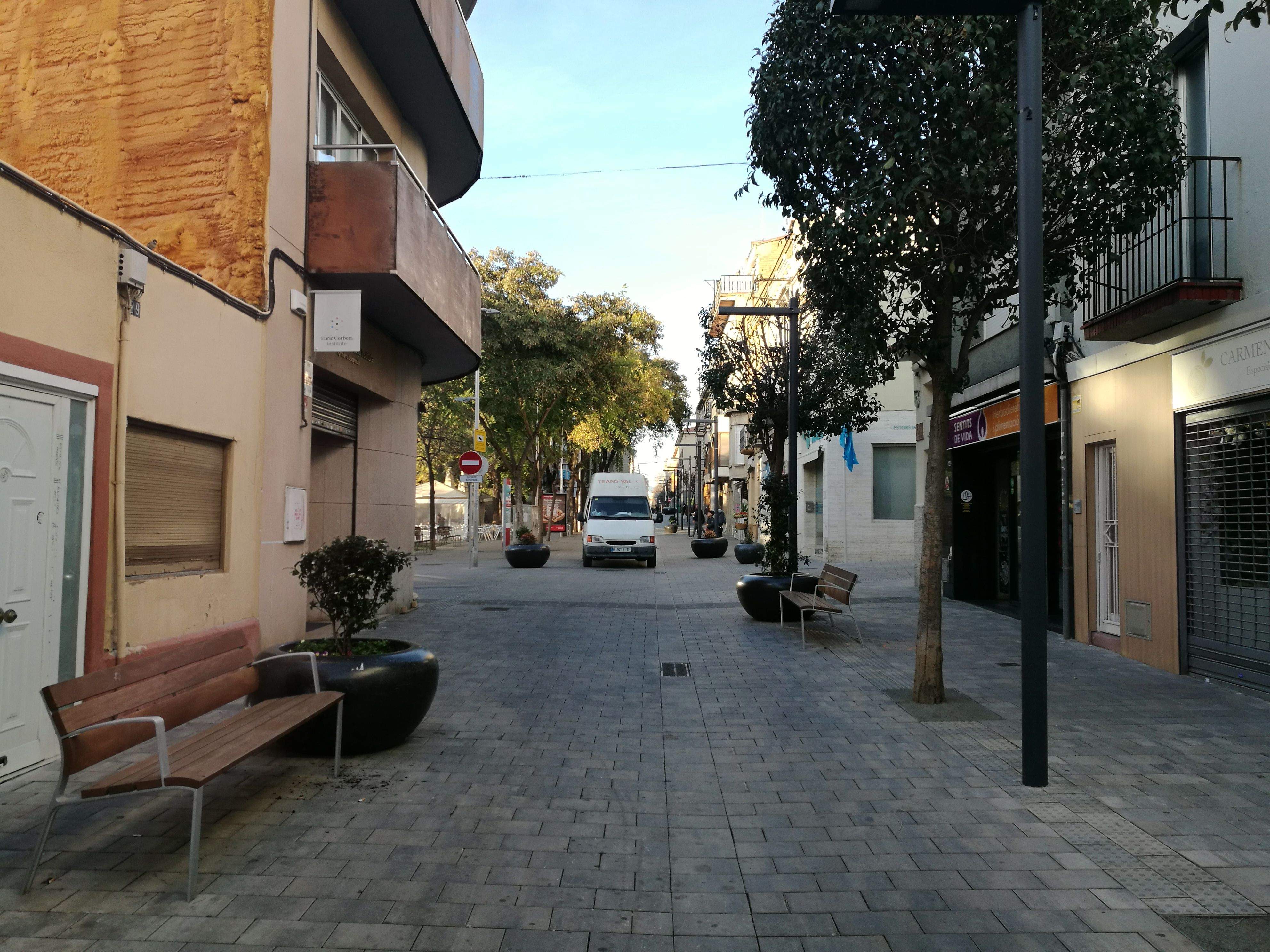 Locals del carrer Maximí Fornés pateixen talls de llum des del passat 3 de desembre. FOTO: Redacció Locals del carrer Maximí Fornés pateixen talls de llum des del passat 3 de desembre. FOTO: Redacció