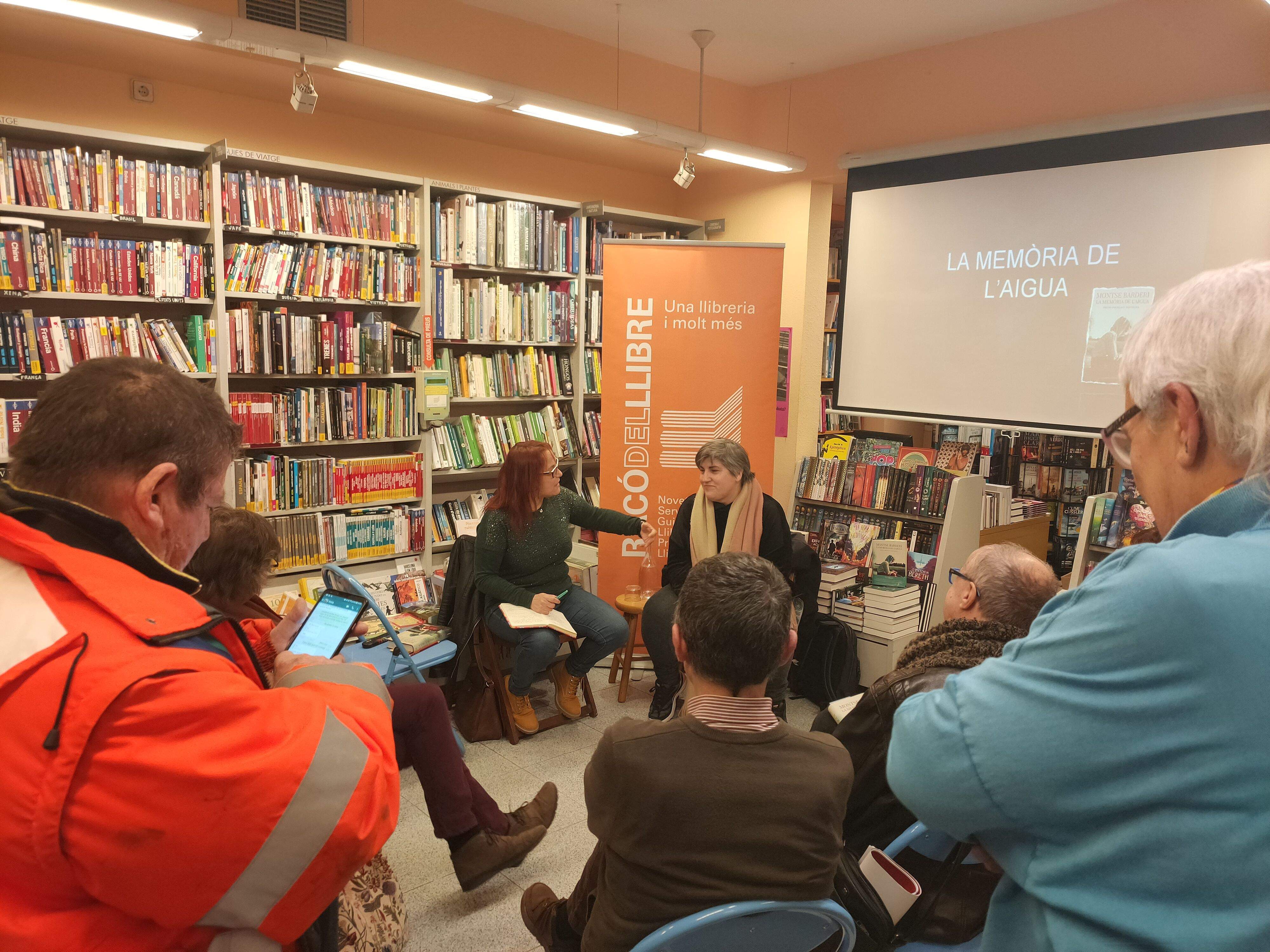 L'escriptora sabadellenca Montse Barderi va presentar ahir la seva darrera novel·la "La memòria de l'aigua" (Columna) a Rubí. La novel·la es va publicar el setembre de 2019 i va guanyar el premi Prudenci Bertrana.