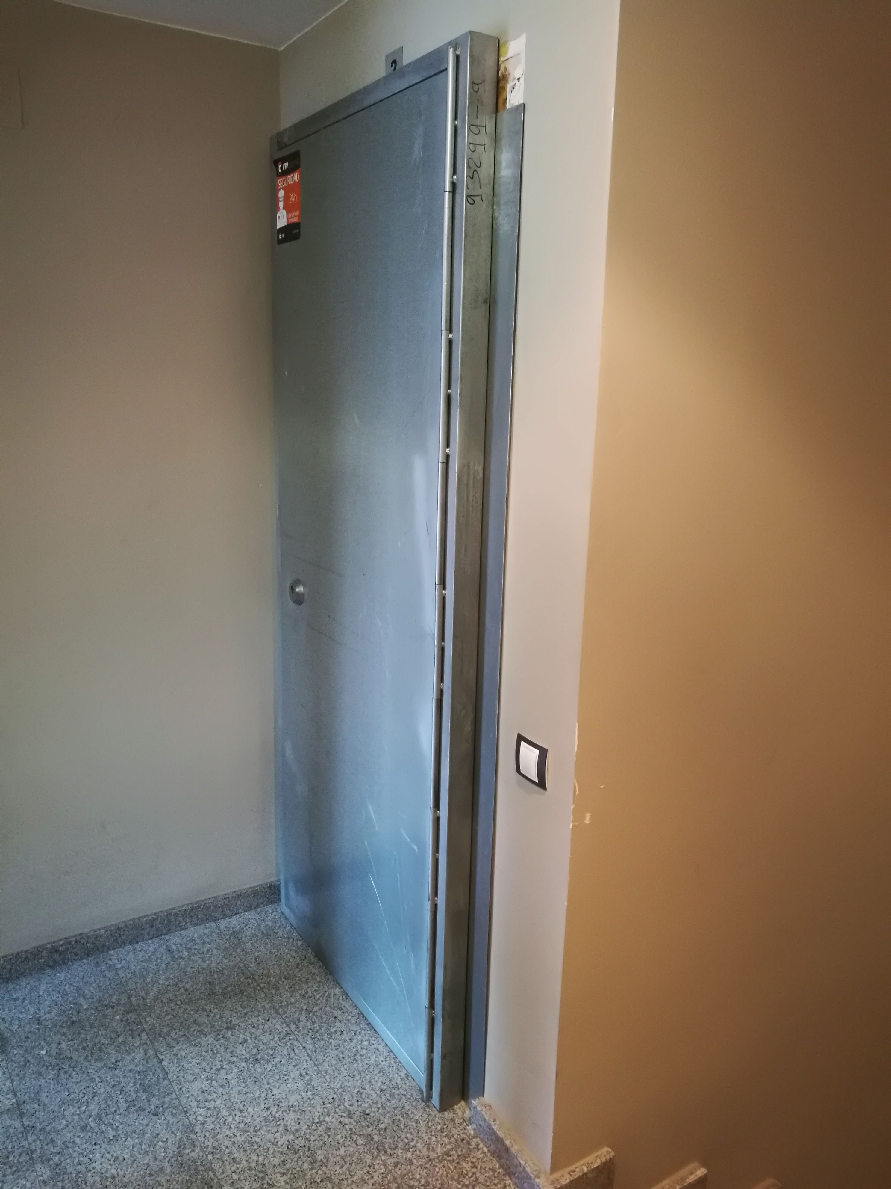 A l'edifici hi ha tres portes blindades com aquesta. FOTO: Redacció