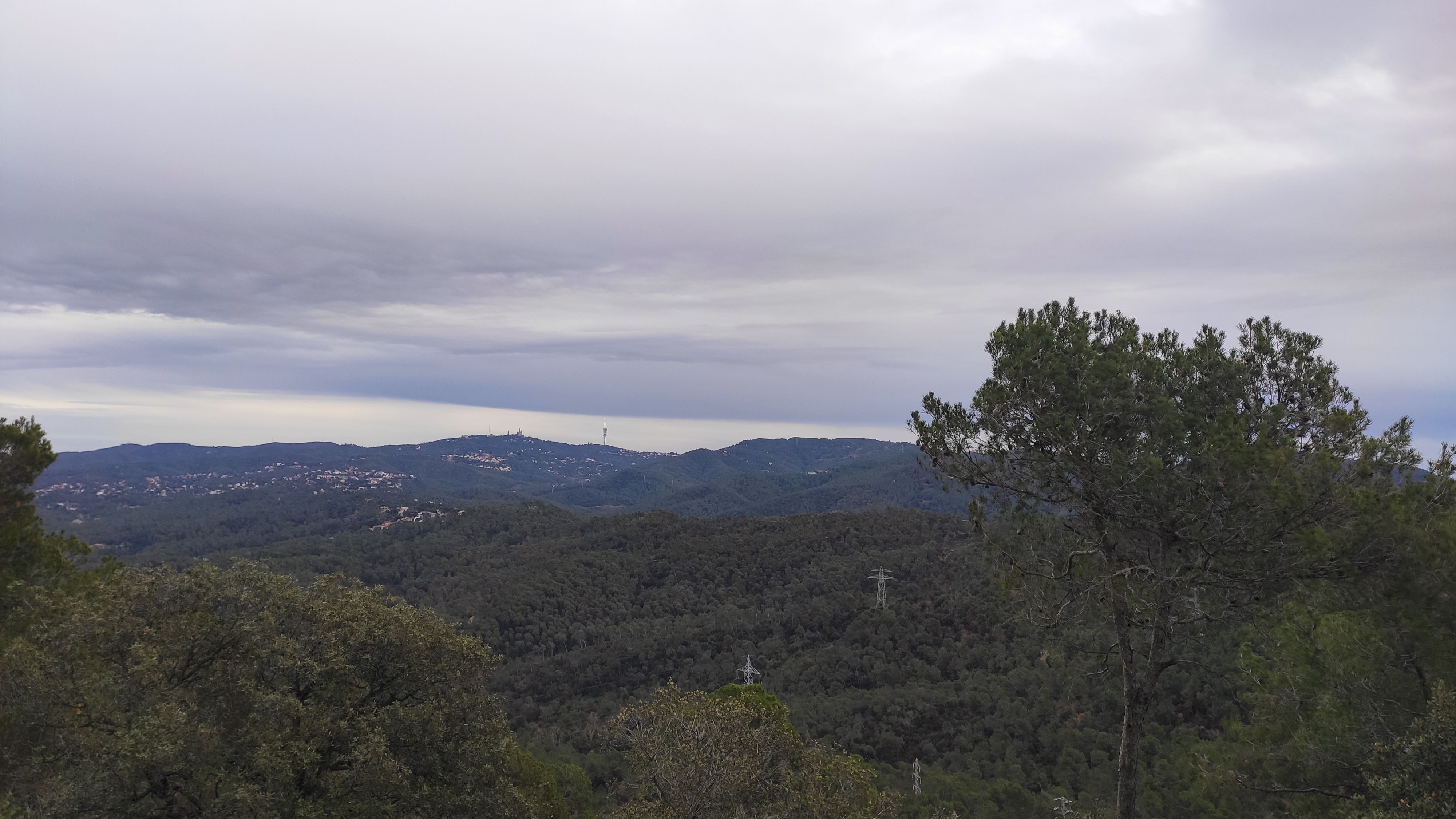 Des del cim tenim vistes del Vallès Occidental i el Baix Llobregat. FOTO: Redacció