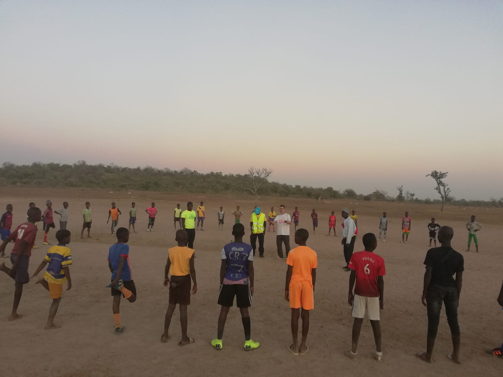 A Bouloukounda hi ha dos-cents nens i joves que juguen a futbol. FOTO: Cedida